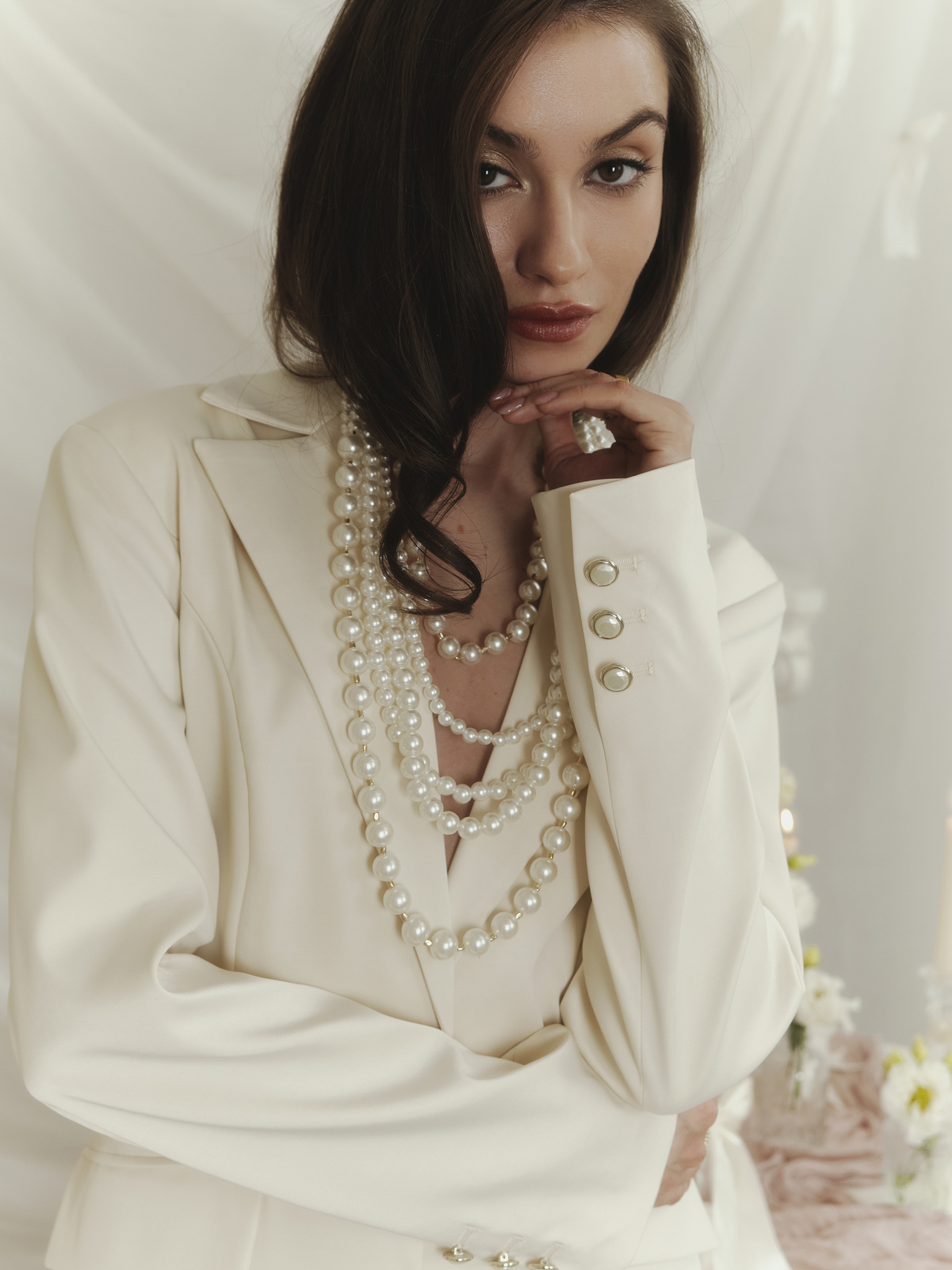 Straight single-breasted jacket with pearlescent buttons