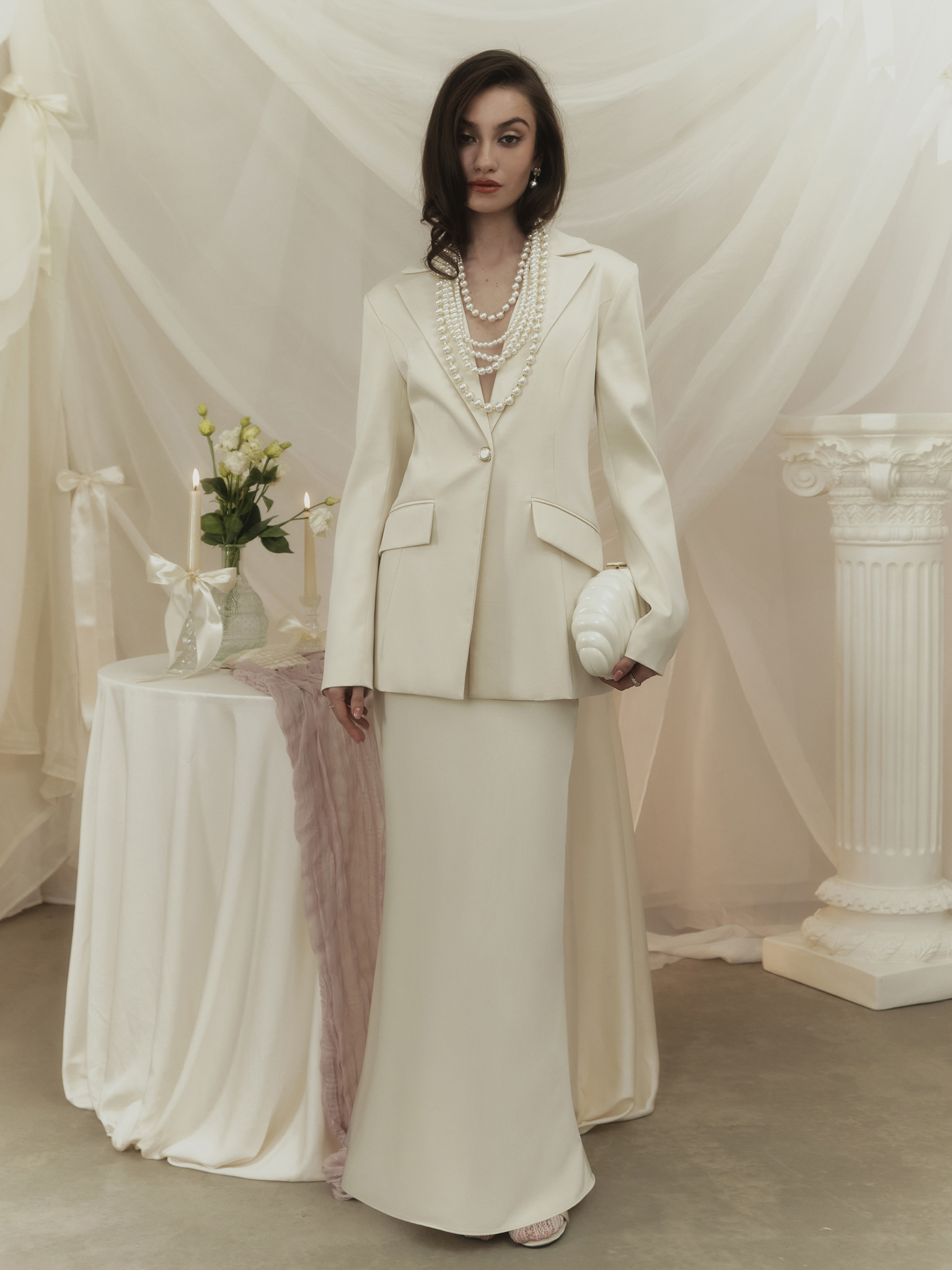 Straight single-breasted jacket with pearlescent buttons