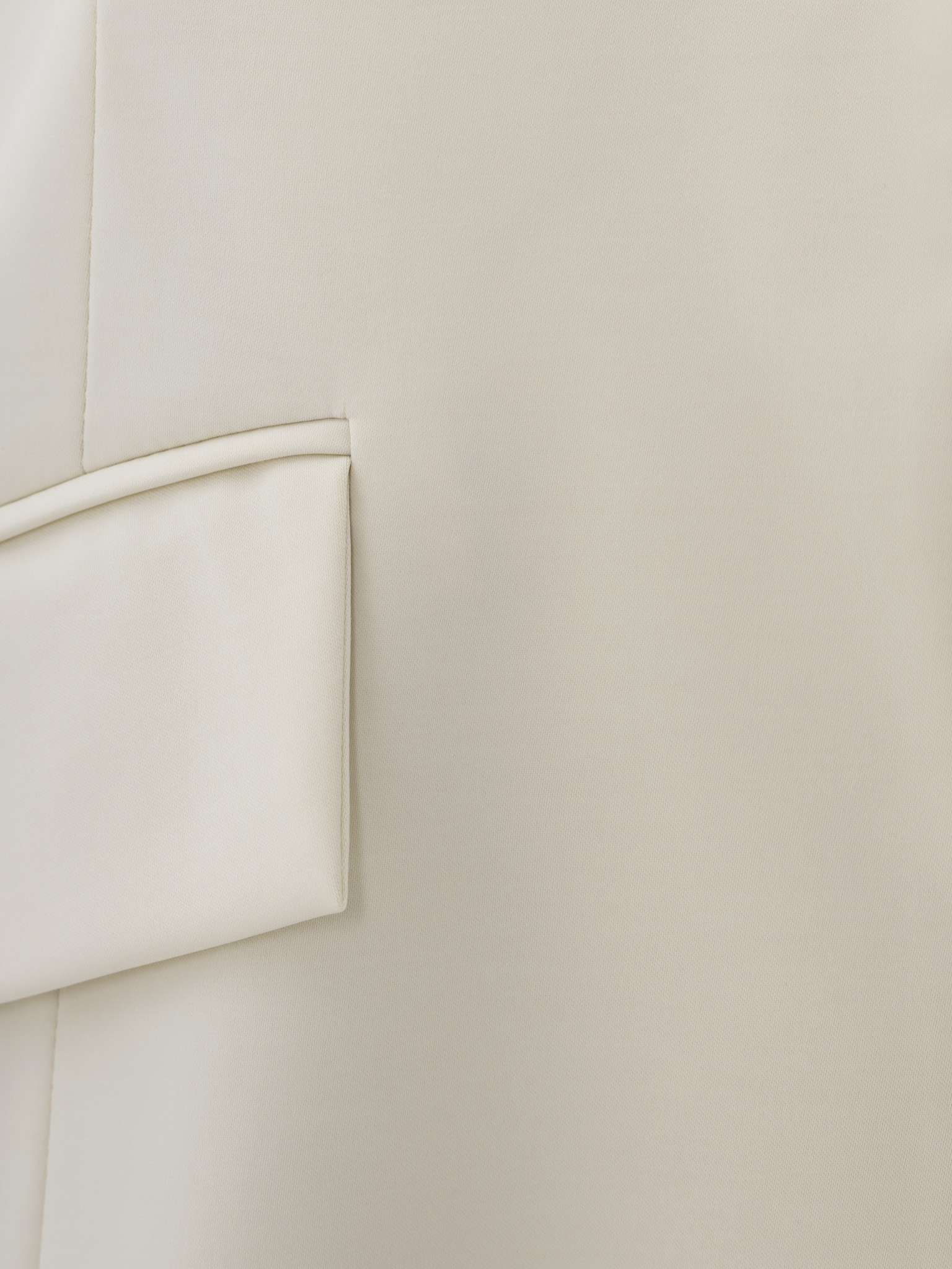 Straight single-breasted jacket with pearlescent buttons