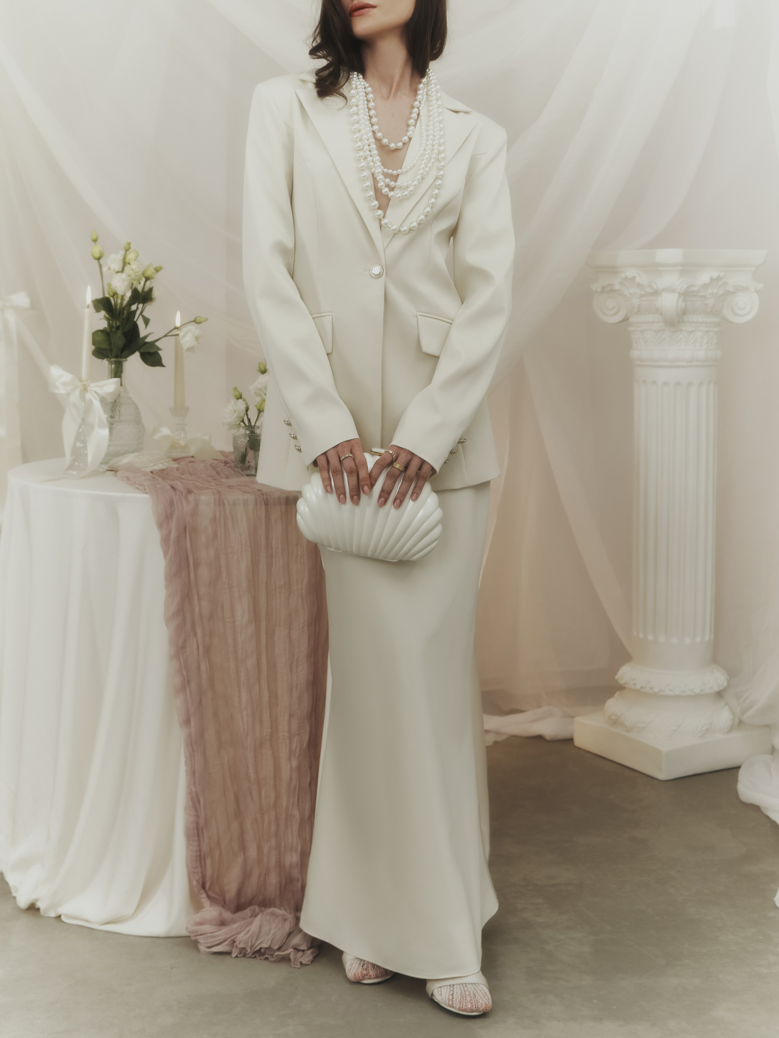 Straight single-breasted jacket with pearlescent buttons