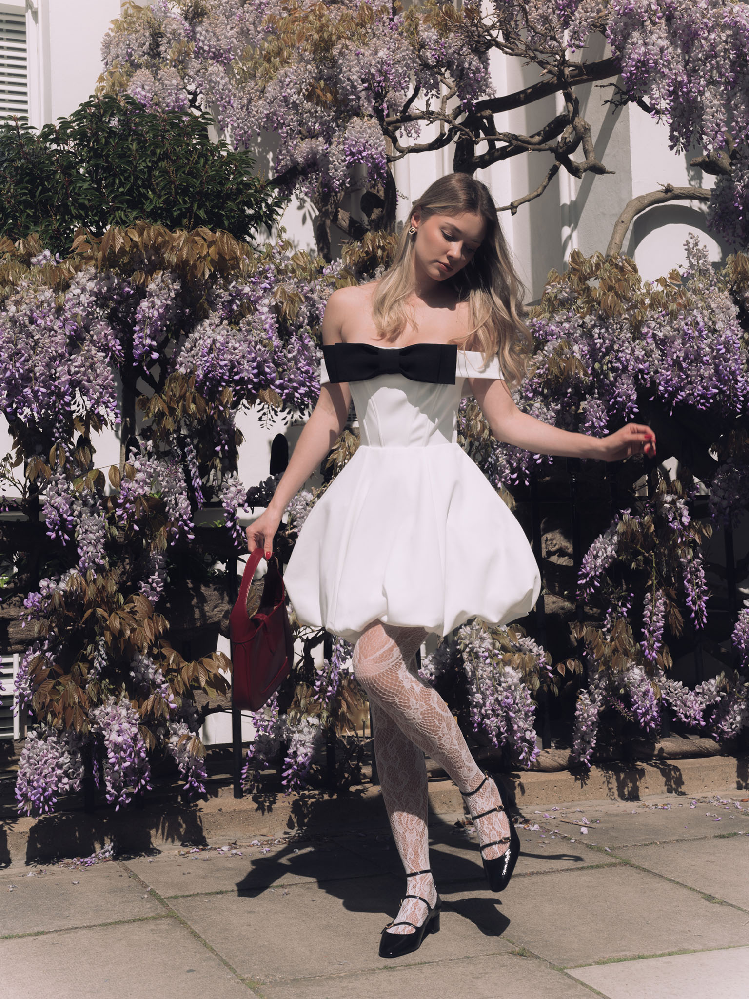 فستان قصير بأكتاف مفتوحة وعقدة على الصدر