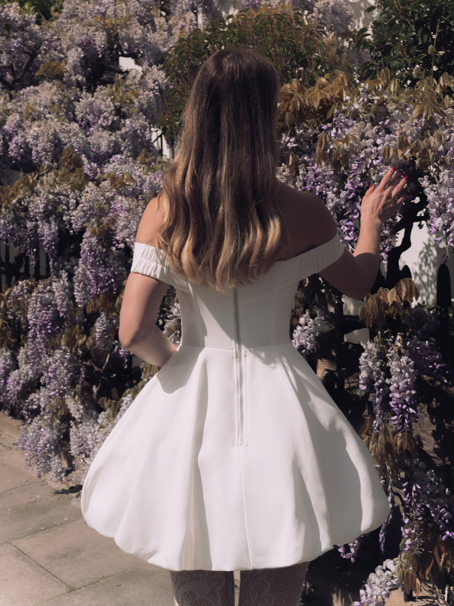 فستان قصير بأكتاف مفتوحة وعقدة على الصدر