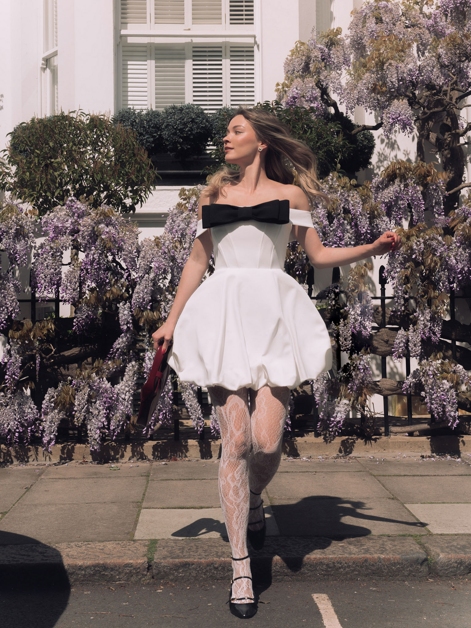 فستان قصير بأكتاف مفتوحة وعقدة على الصدر