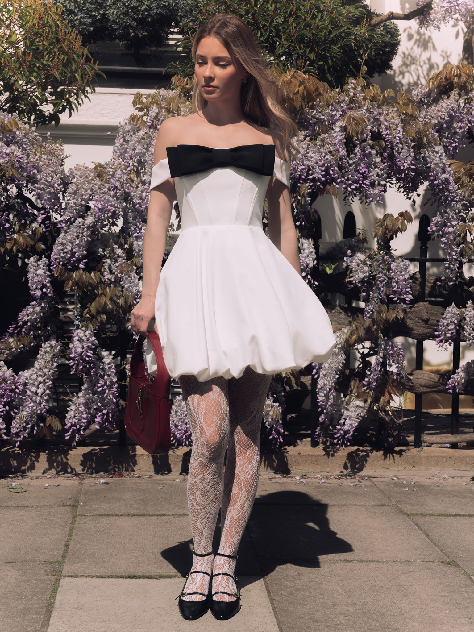 فستان قصير بأكتاف مفتوحة وعقدة على الصدر