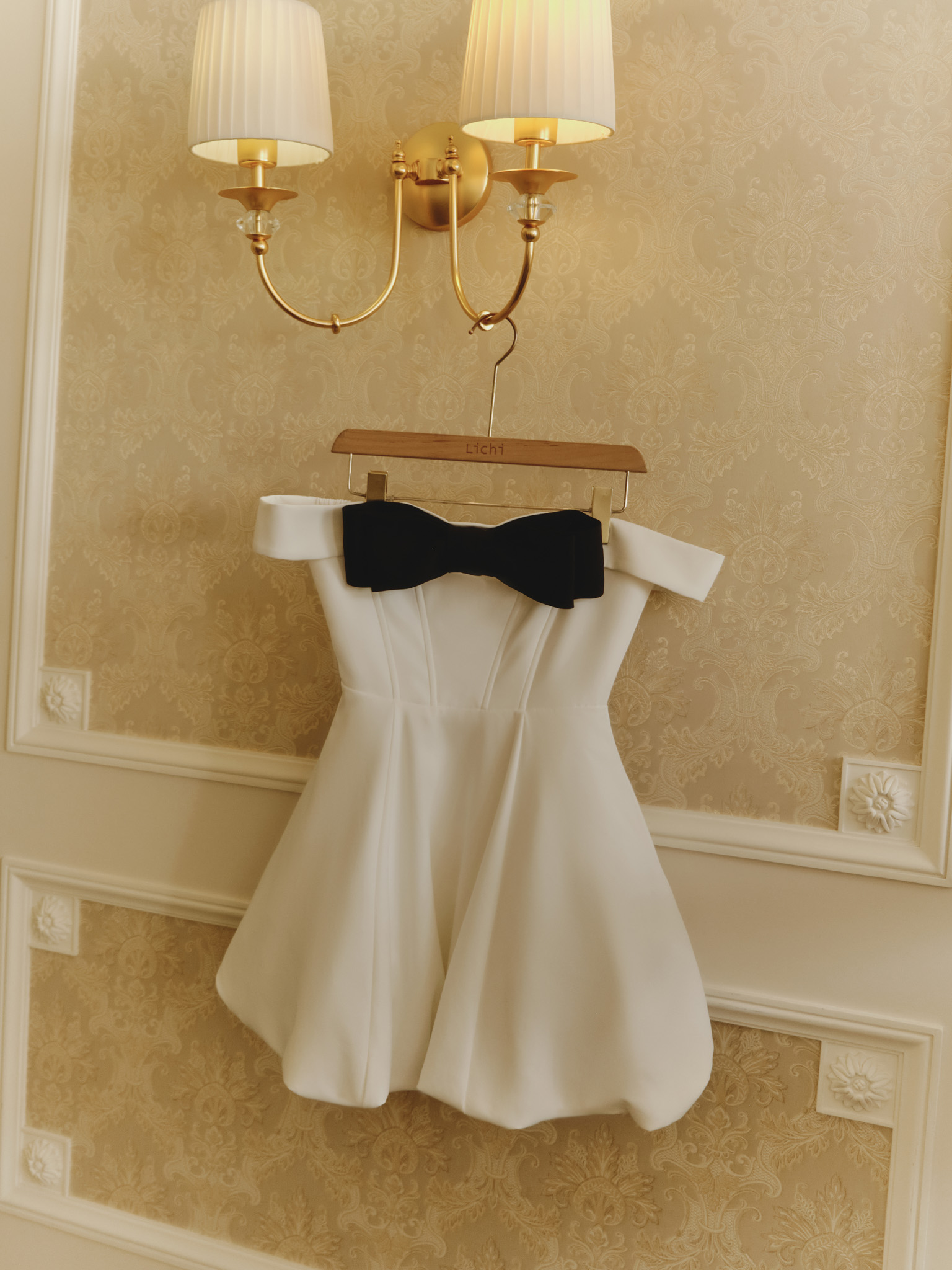 فستان قصير بأكتاف مفتوحة وعقدة على الصدر