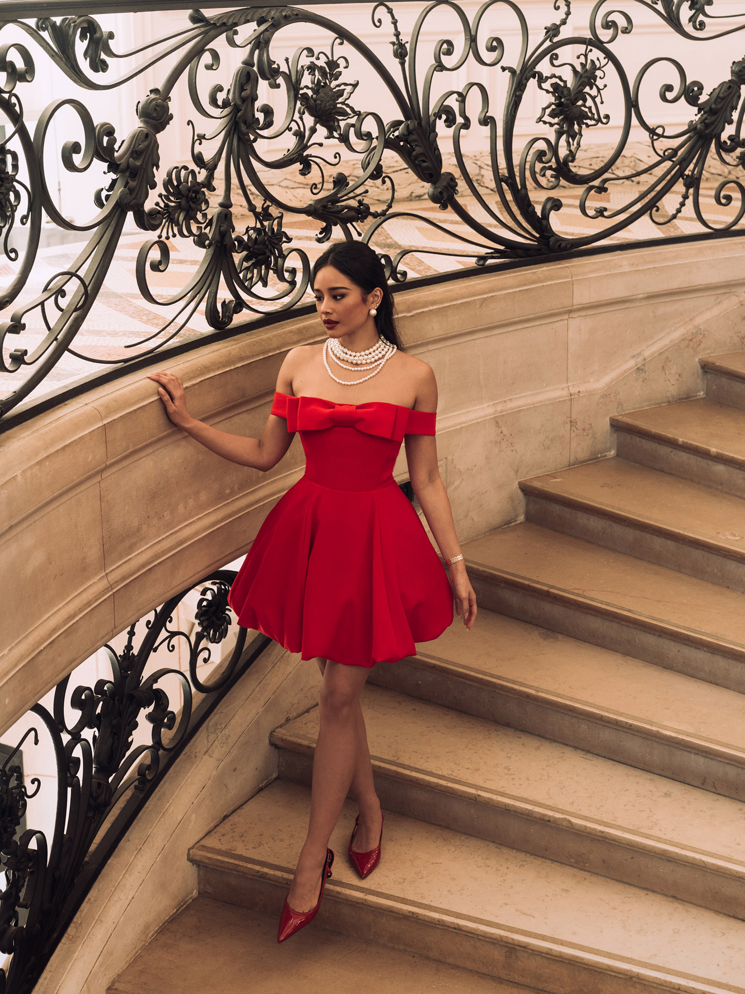 Платье мини с открытыми плечами и бантом на лифе