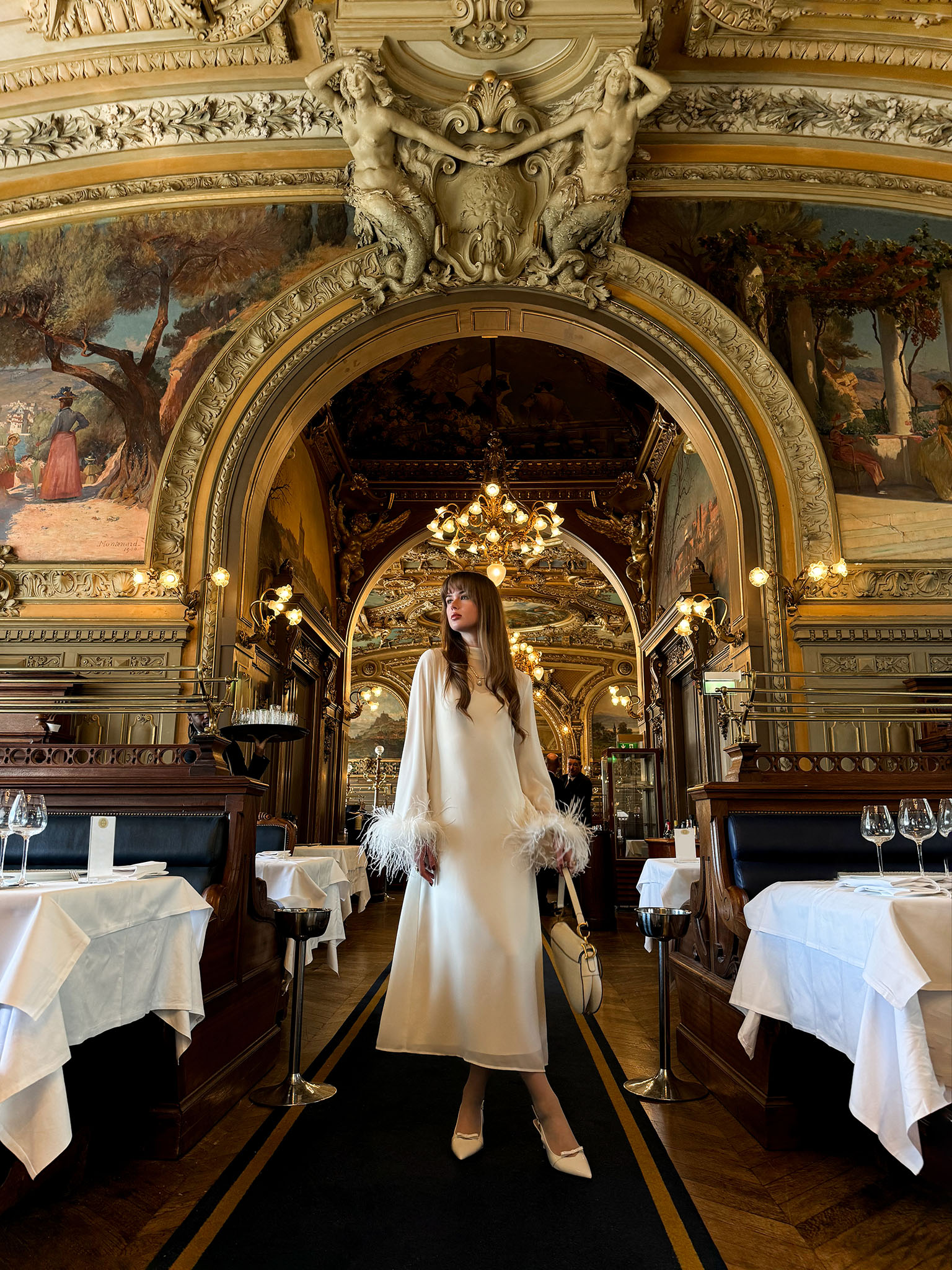 Прямое платье миди с перьями на манжетах