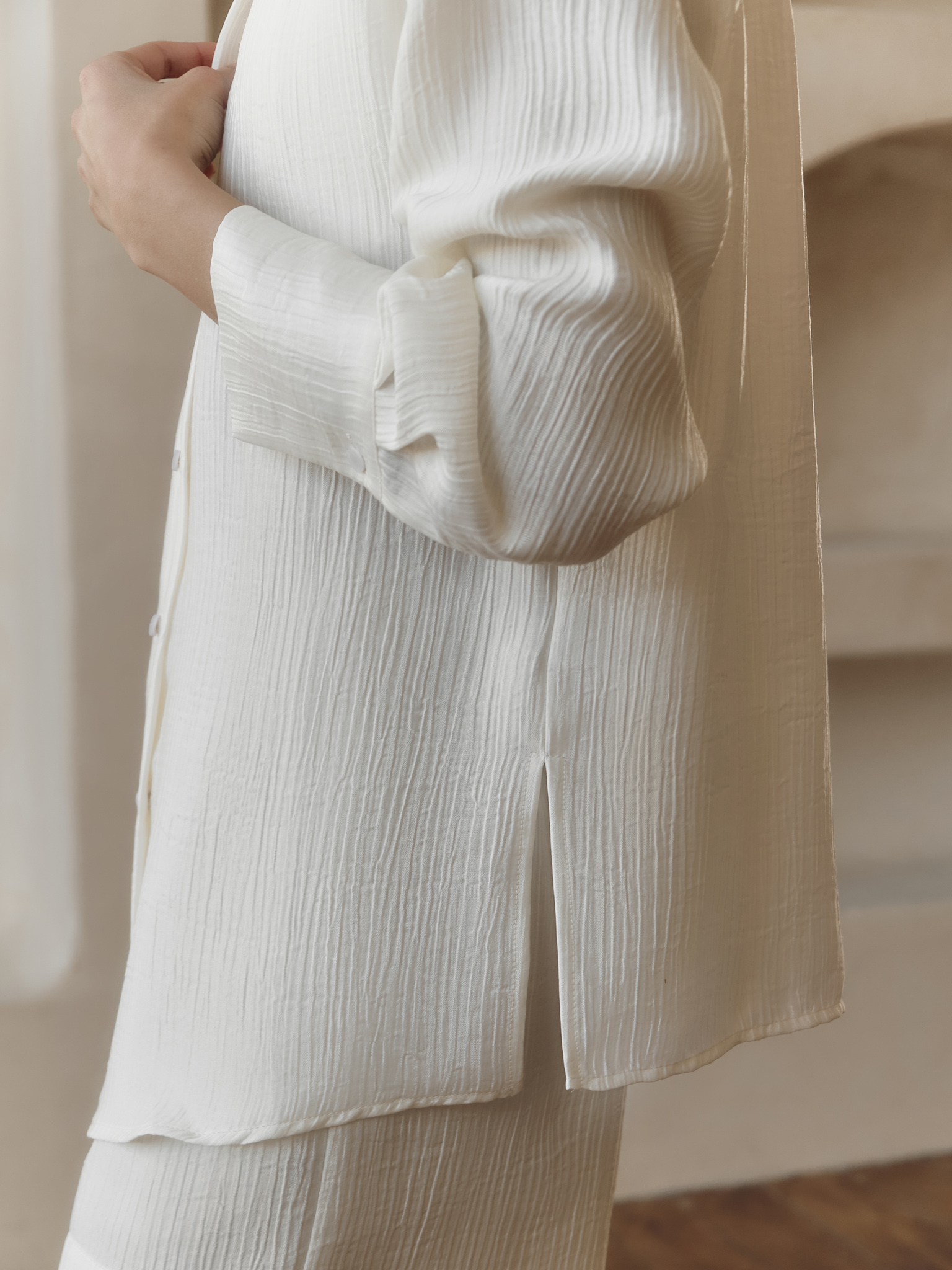 Рубашка из фактурной ткани с нежным сиянием