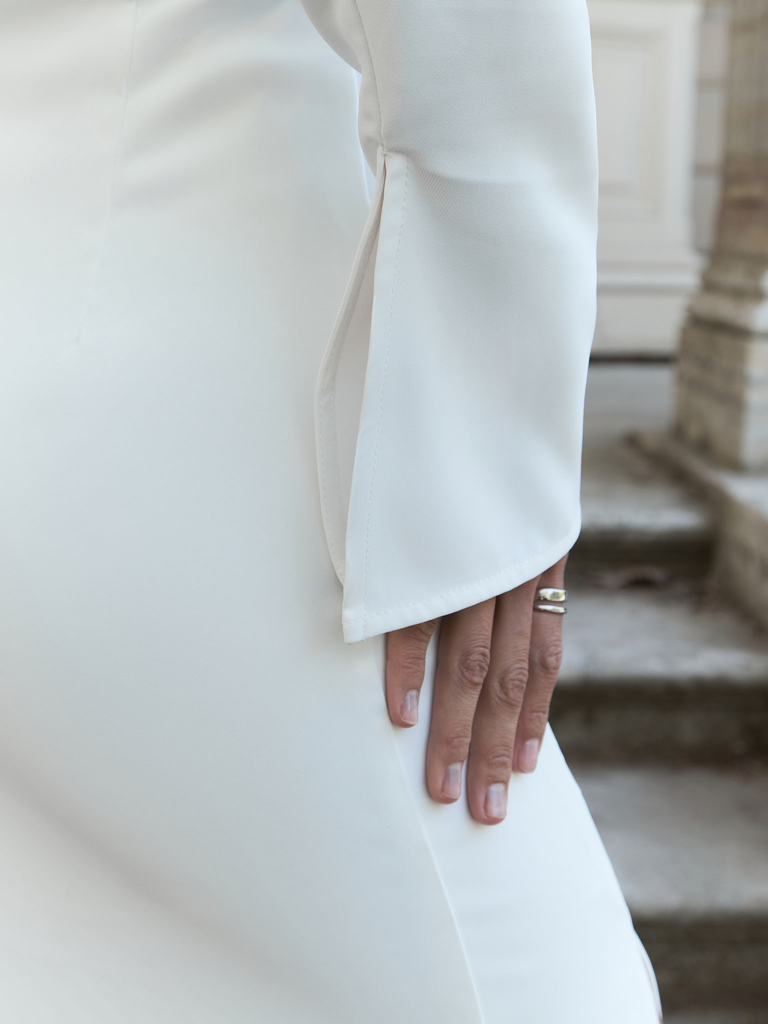 Midi dress with open shoulders and slits on the sleeves