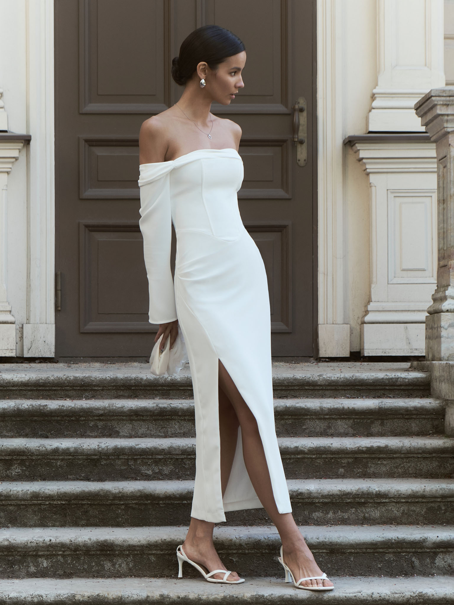 Midi dress with open shoulders and slits on the sleeves