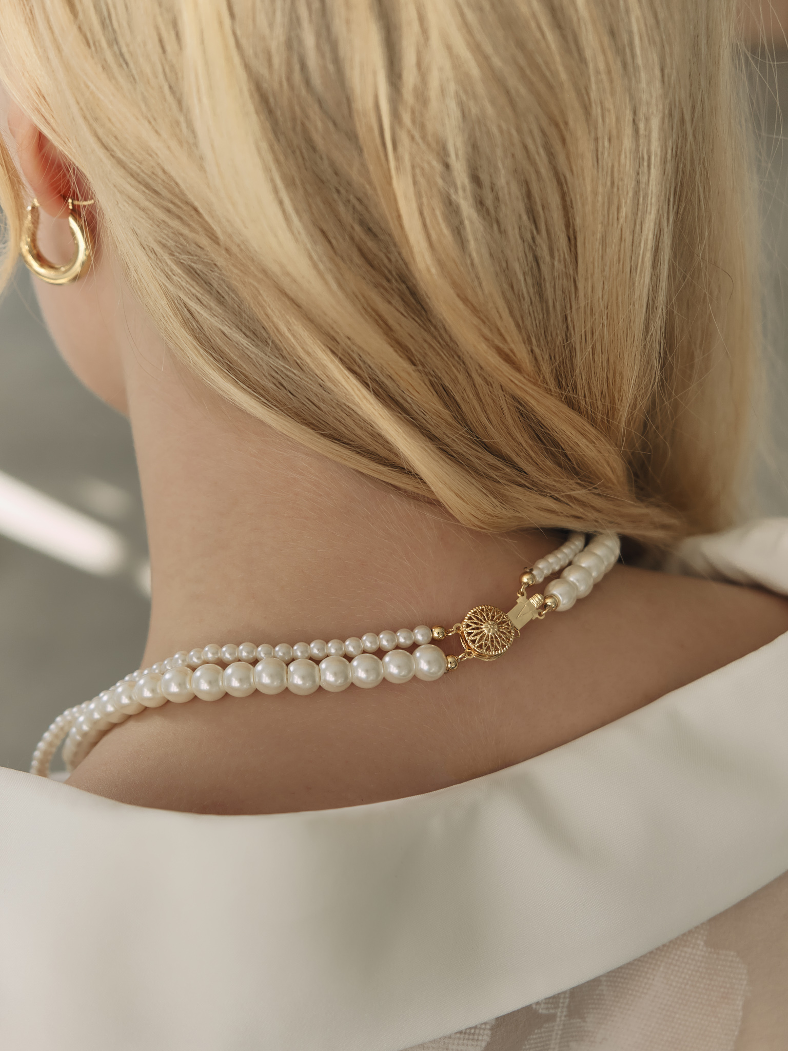 Double pearl necklace with accent lock