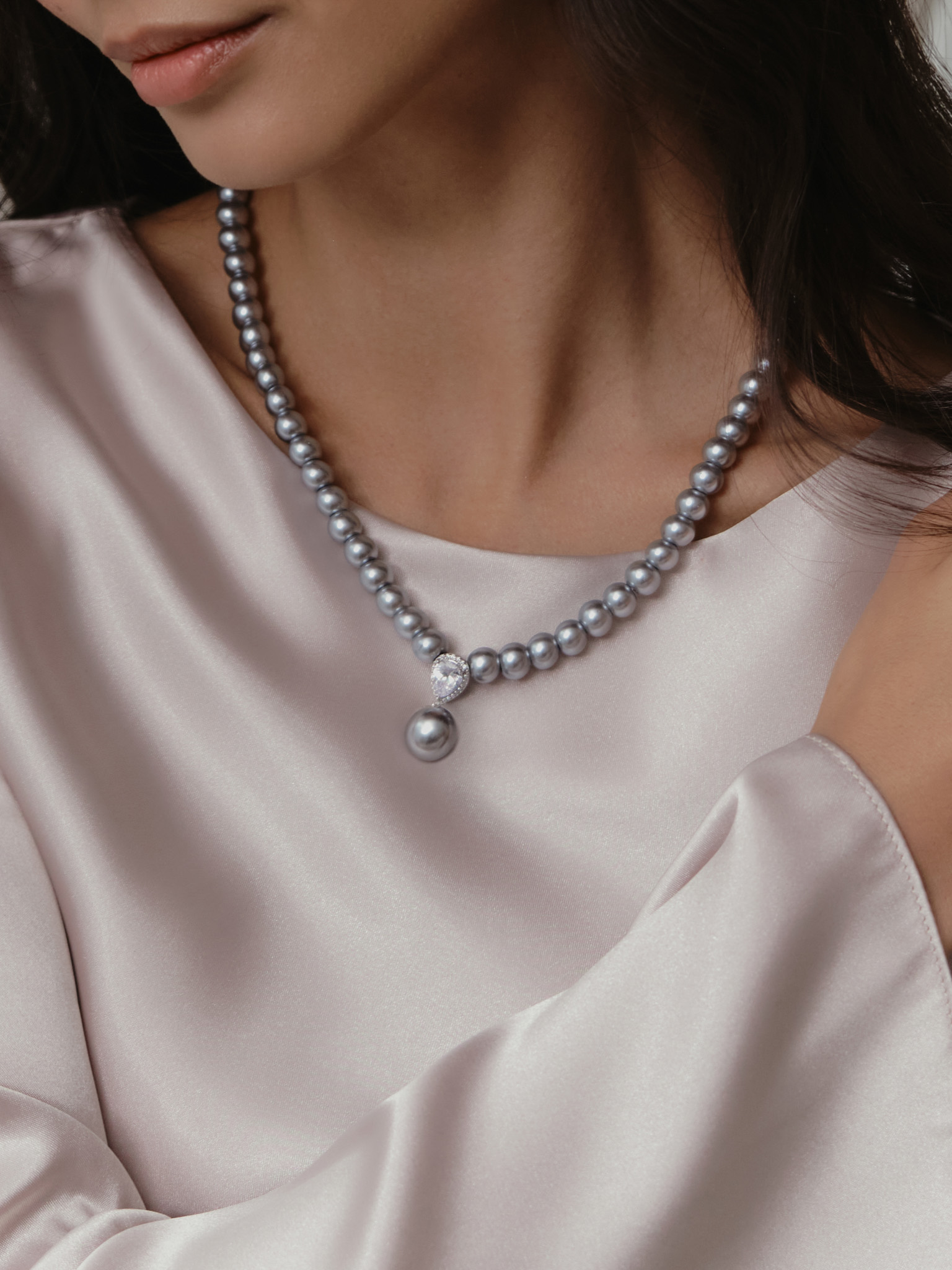 Silvertone pearls necklace