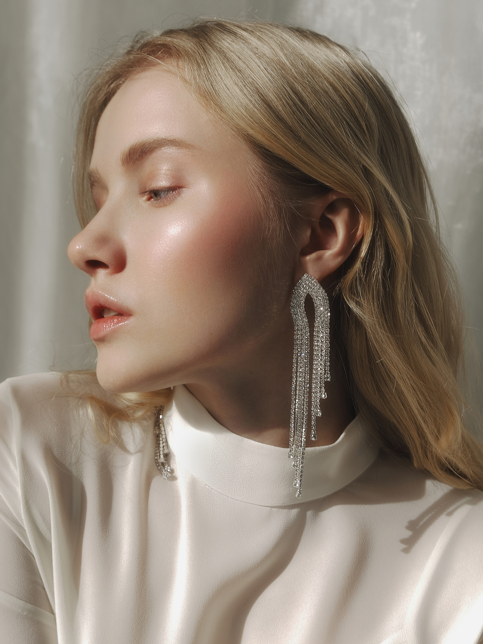 Stud earrings with long rhinestone lines