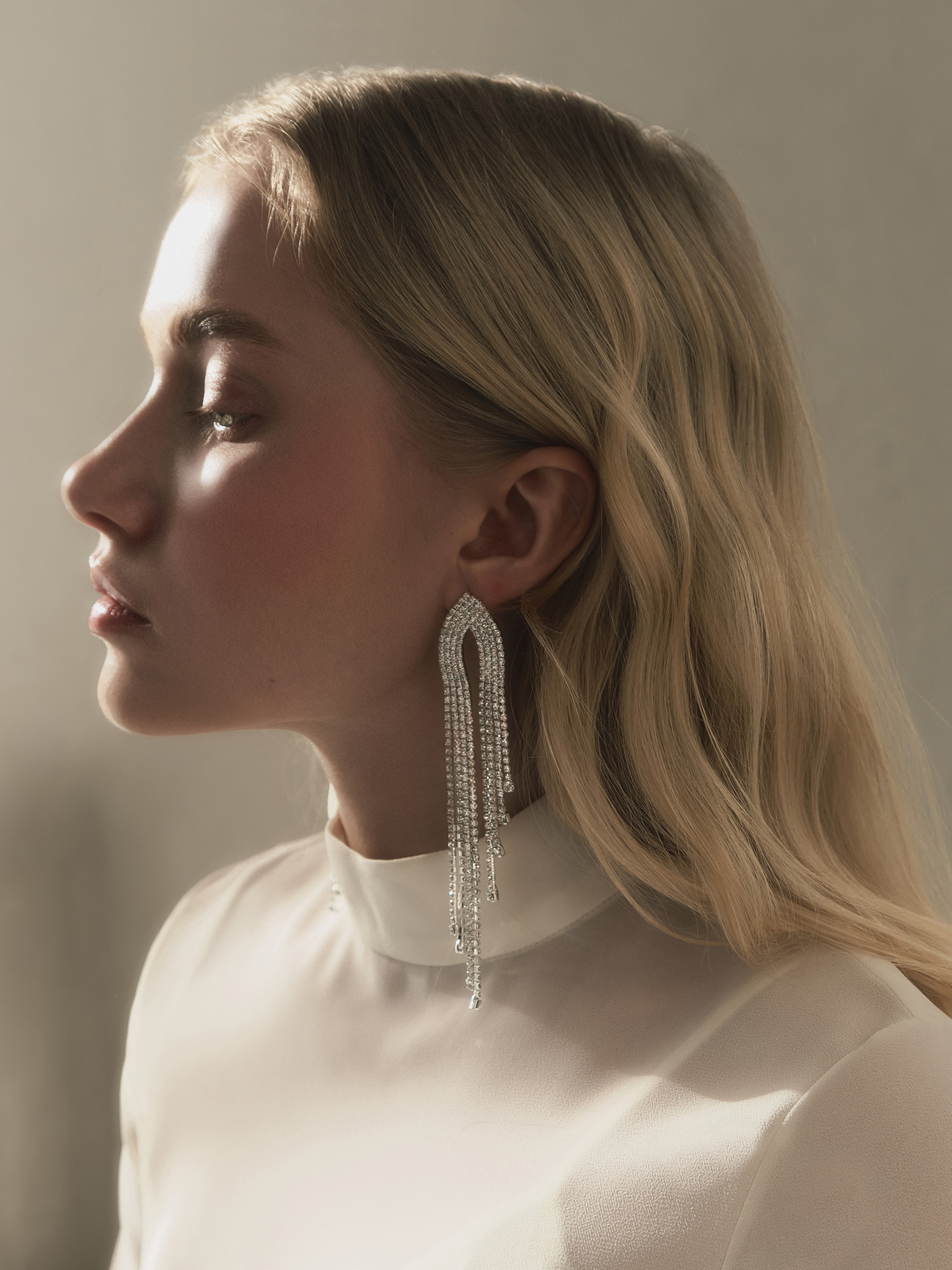 Stud earrings with long rhinestone lines