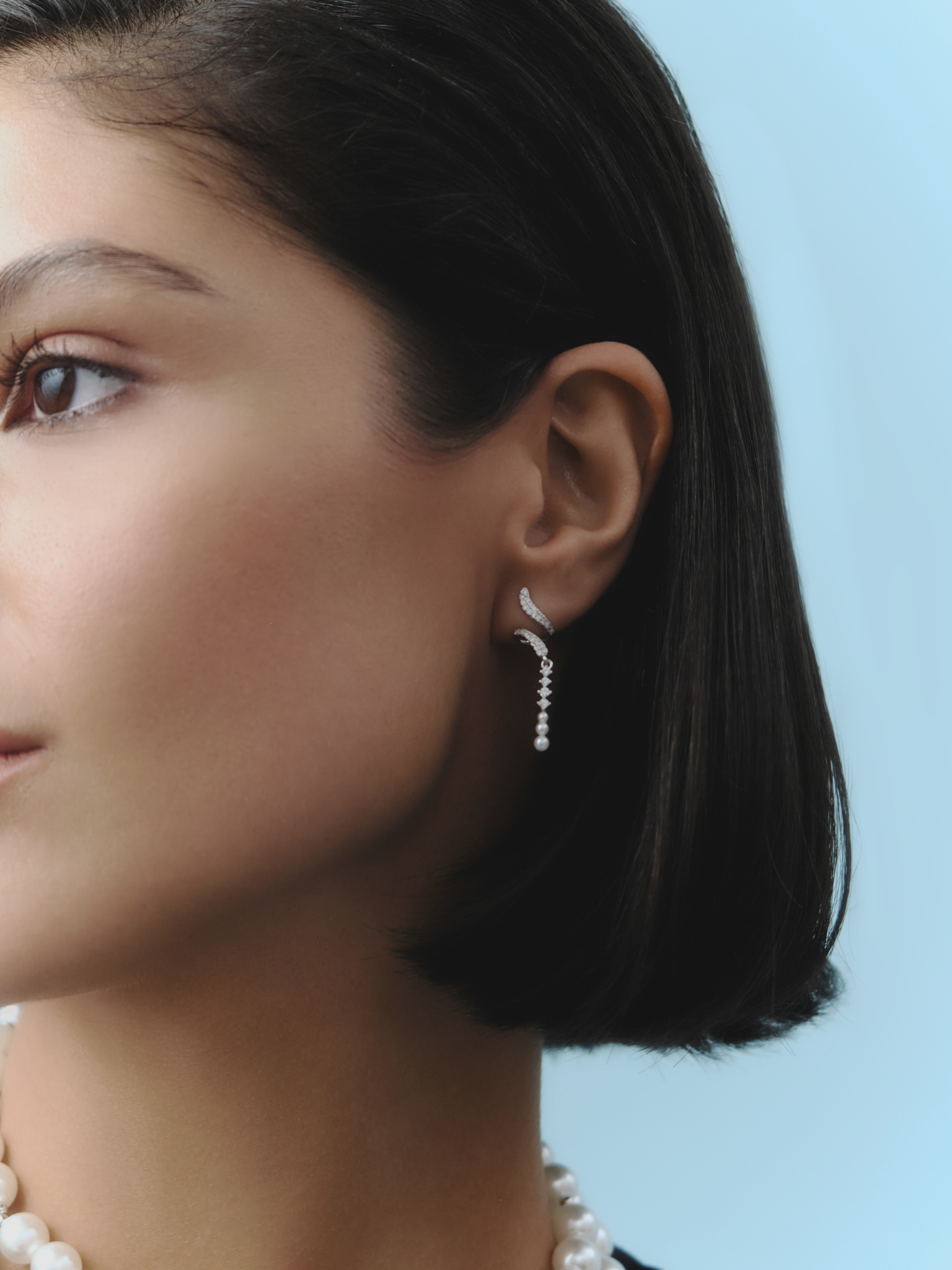 Серебристые серьги из страз и жемчуга