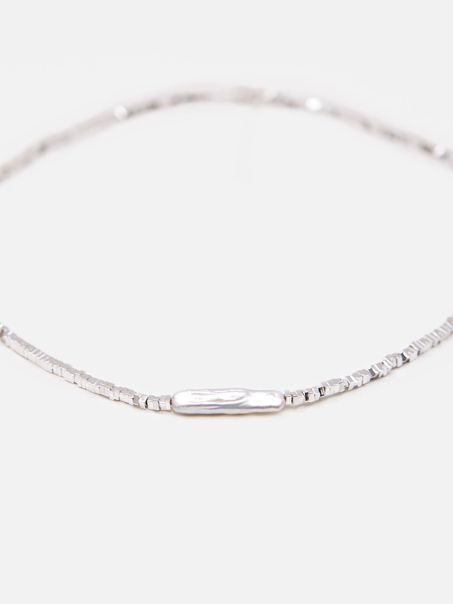 قلادة فضية من قطع صغيرة