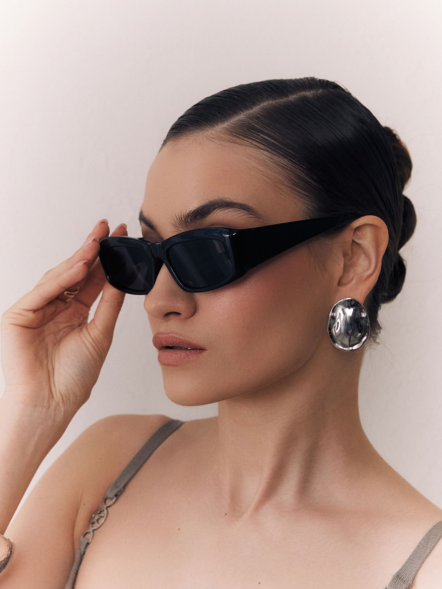 Sunglasses with wide plastic frames