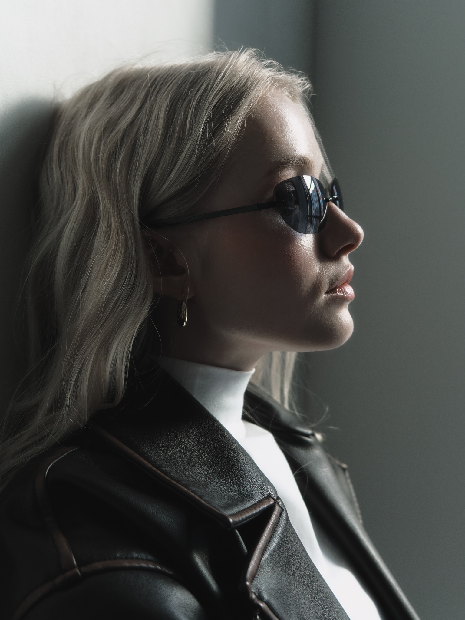 Овальные солнцезащитные очки в металлической оправе