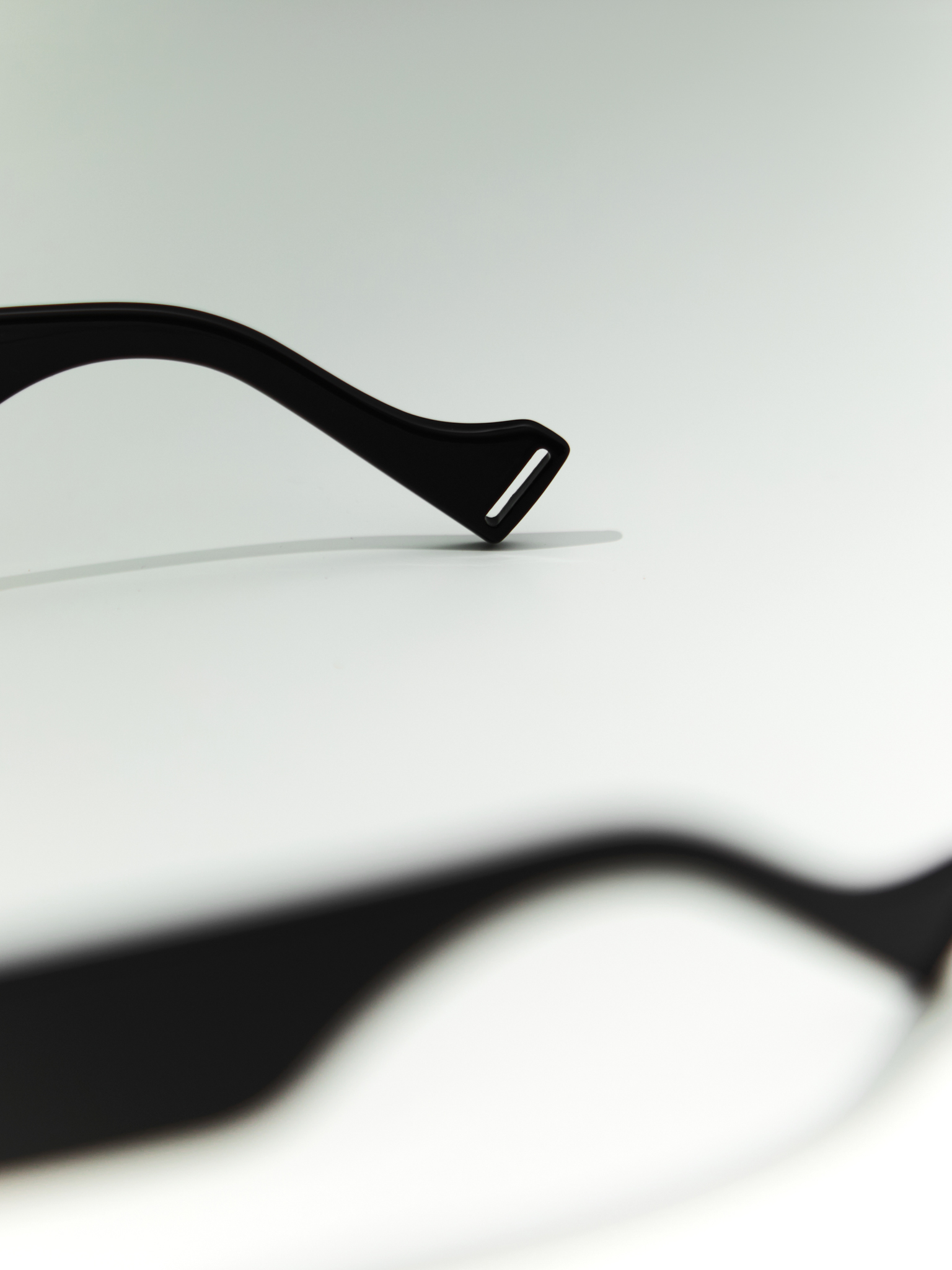 Солнцезащитные очки прямоугольной формы в широкой оправе