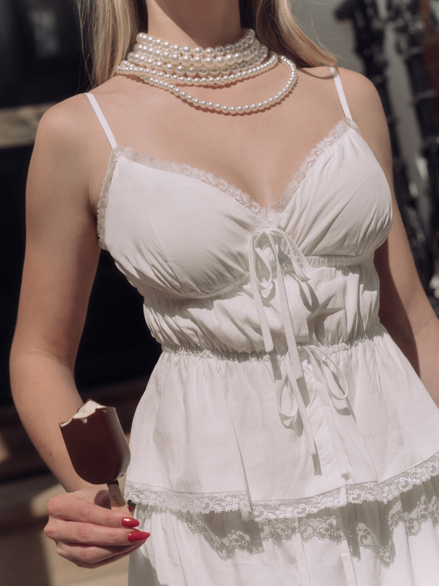 Oberteil mit Trägern und Schleifen auf der Vorderseite