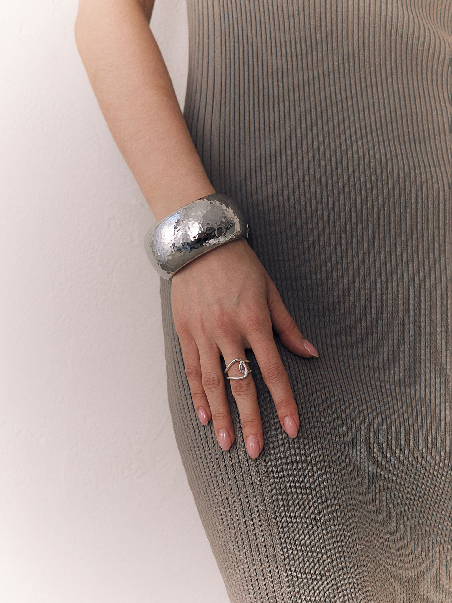 Round bracelet of textured metal