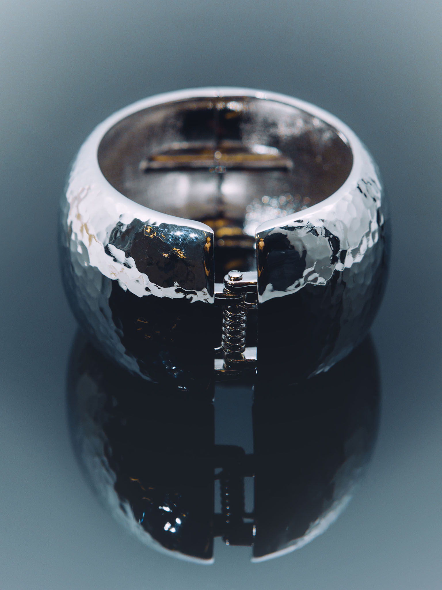 Round bracelet of textured metal