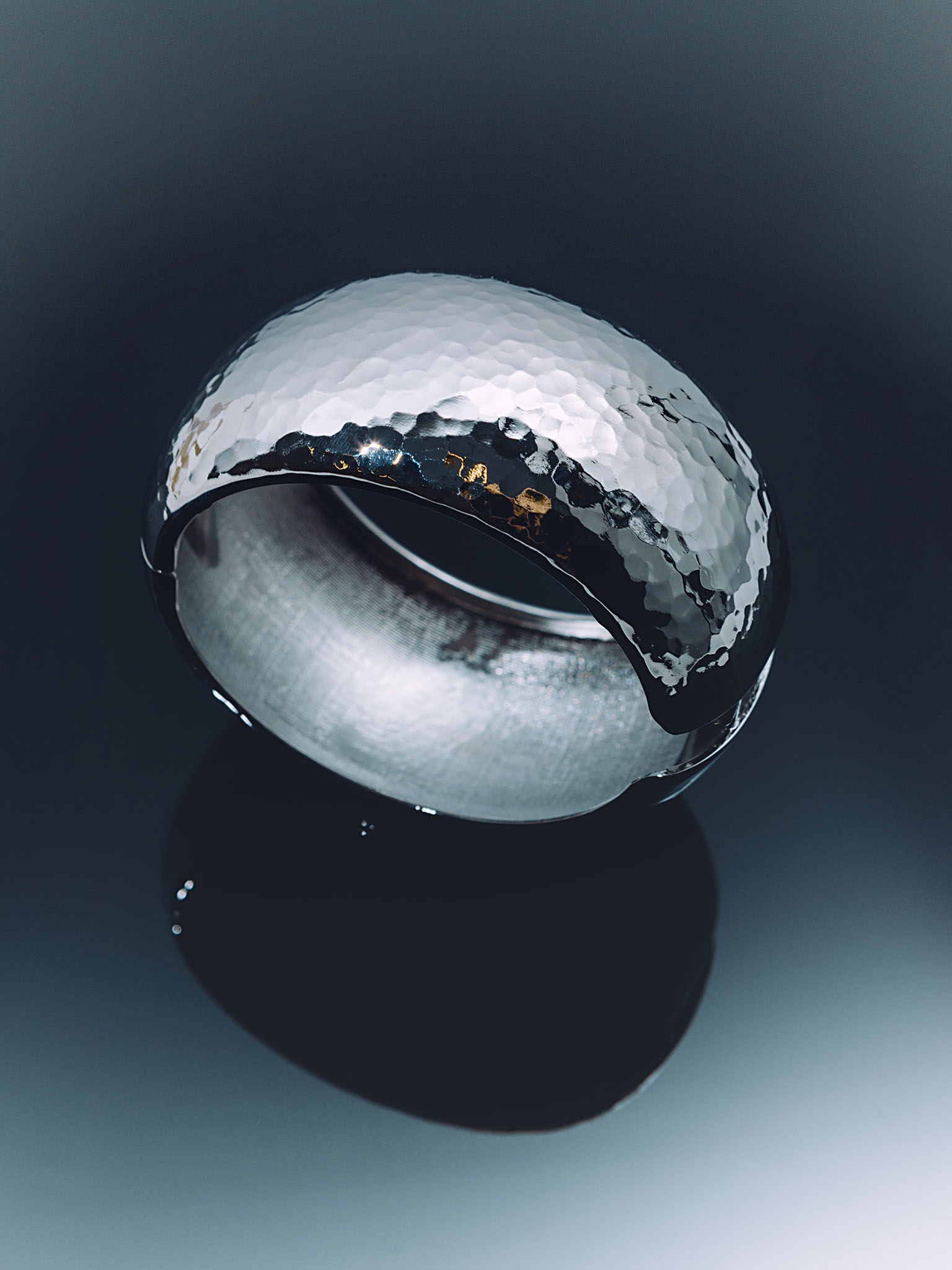 Round bracelet of textured metal