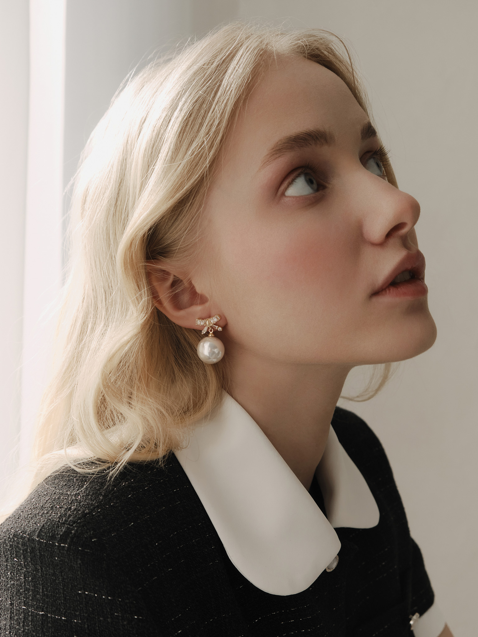 Earrings with rhinestones and large pearls