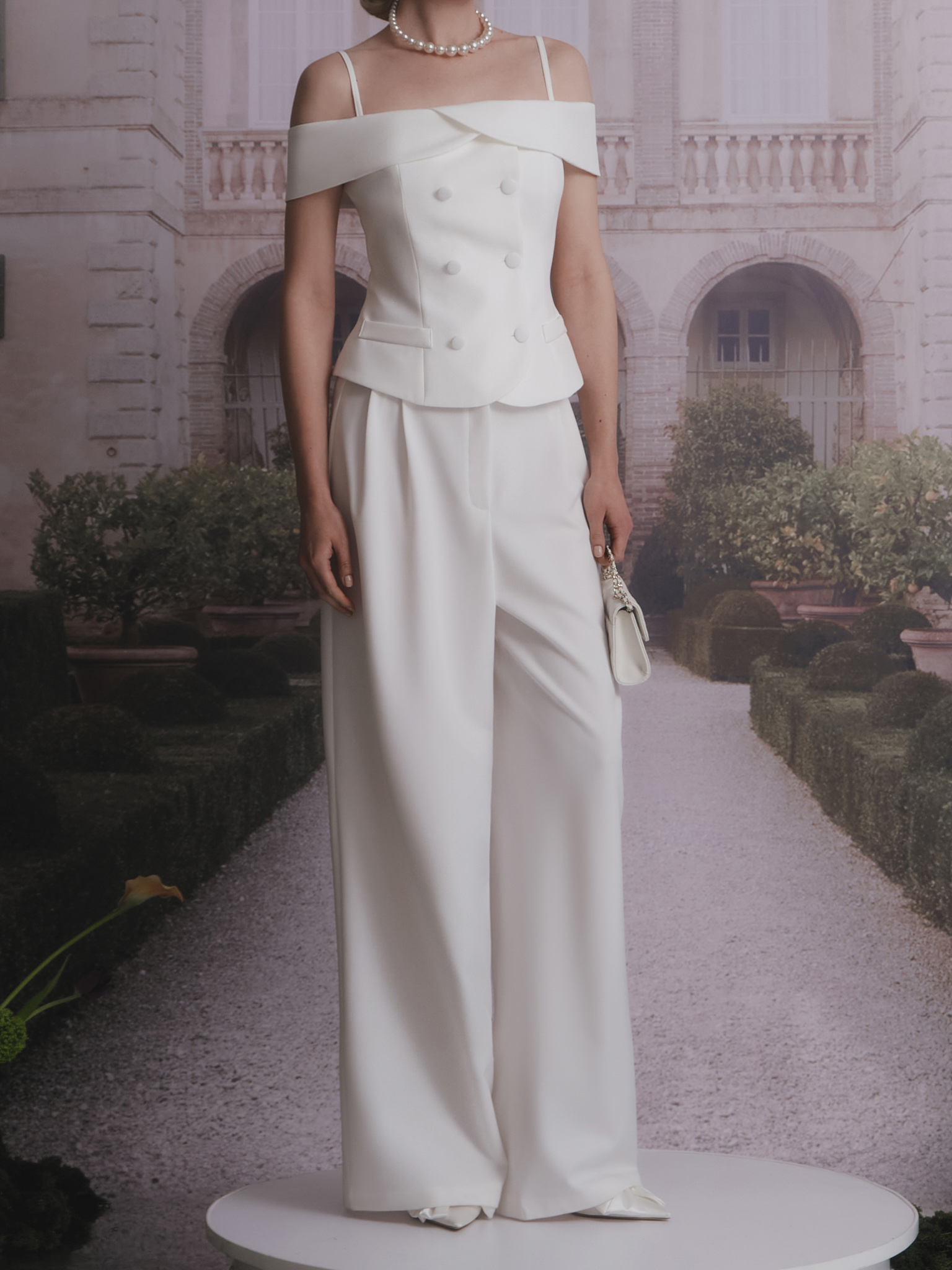 Loose trousers with waist pleats