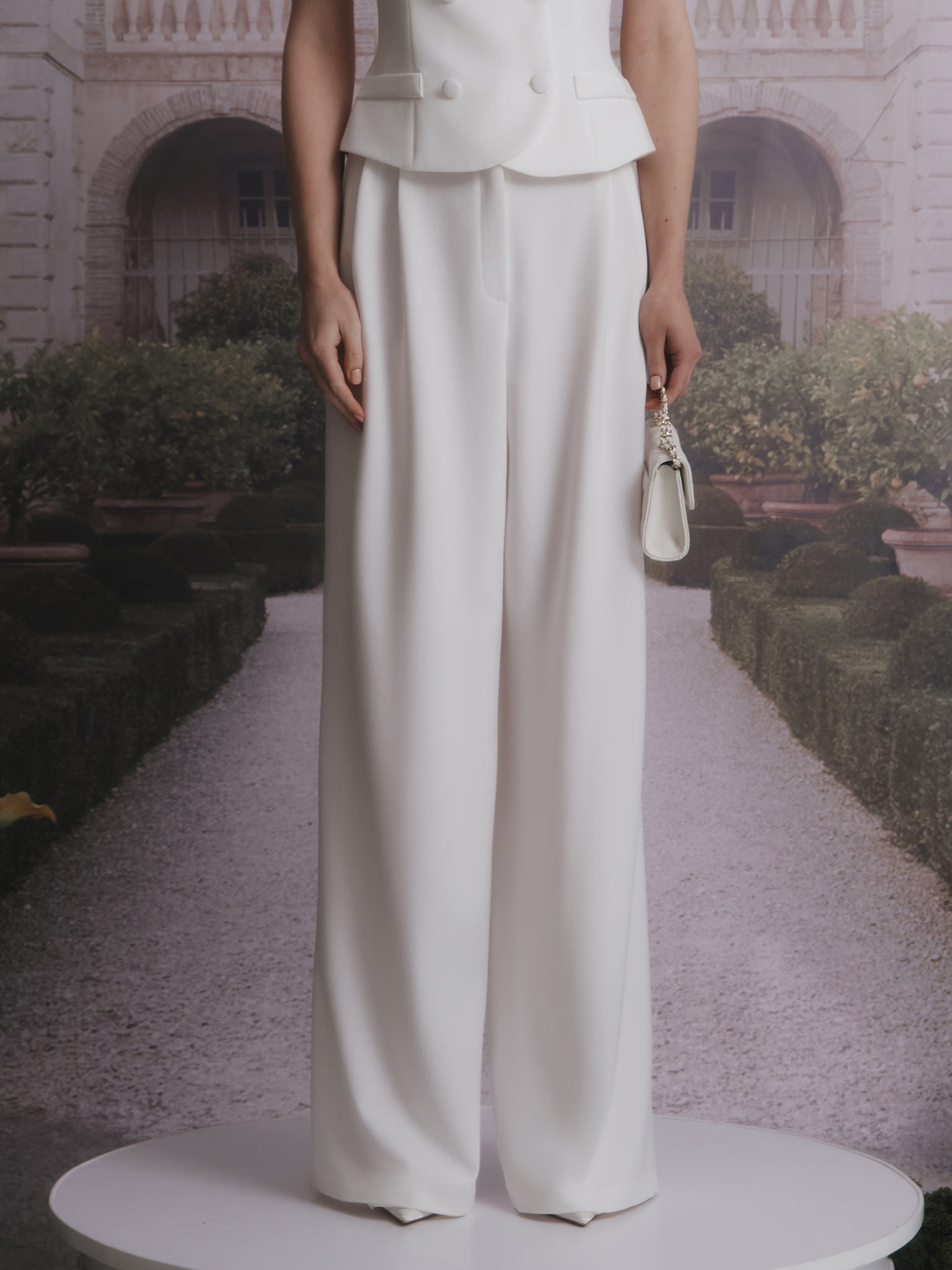 Loose trousers with waist pleats