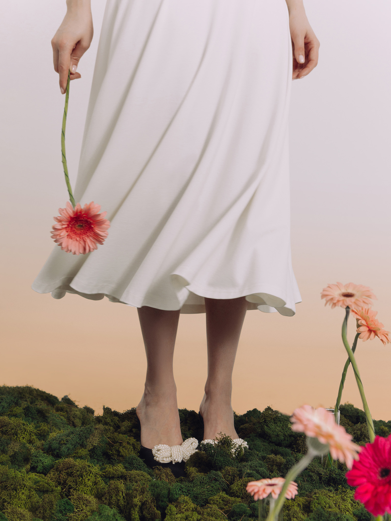 Приталенное платье миди с открытыми плечами