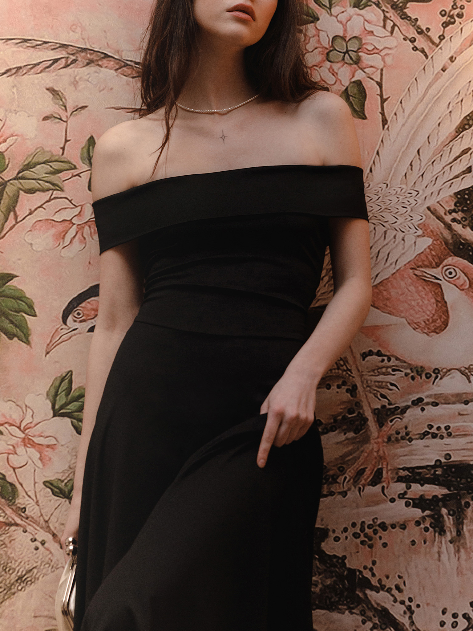 Fitted midi dress with open shoulders