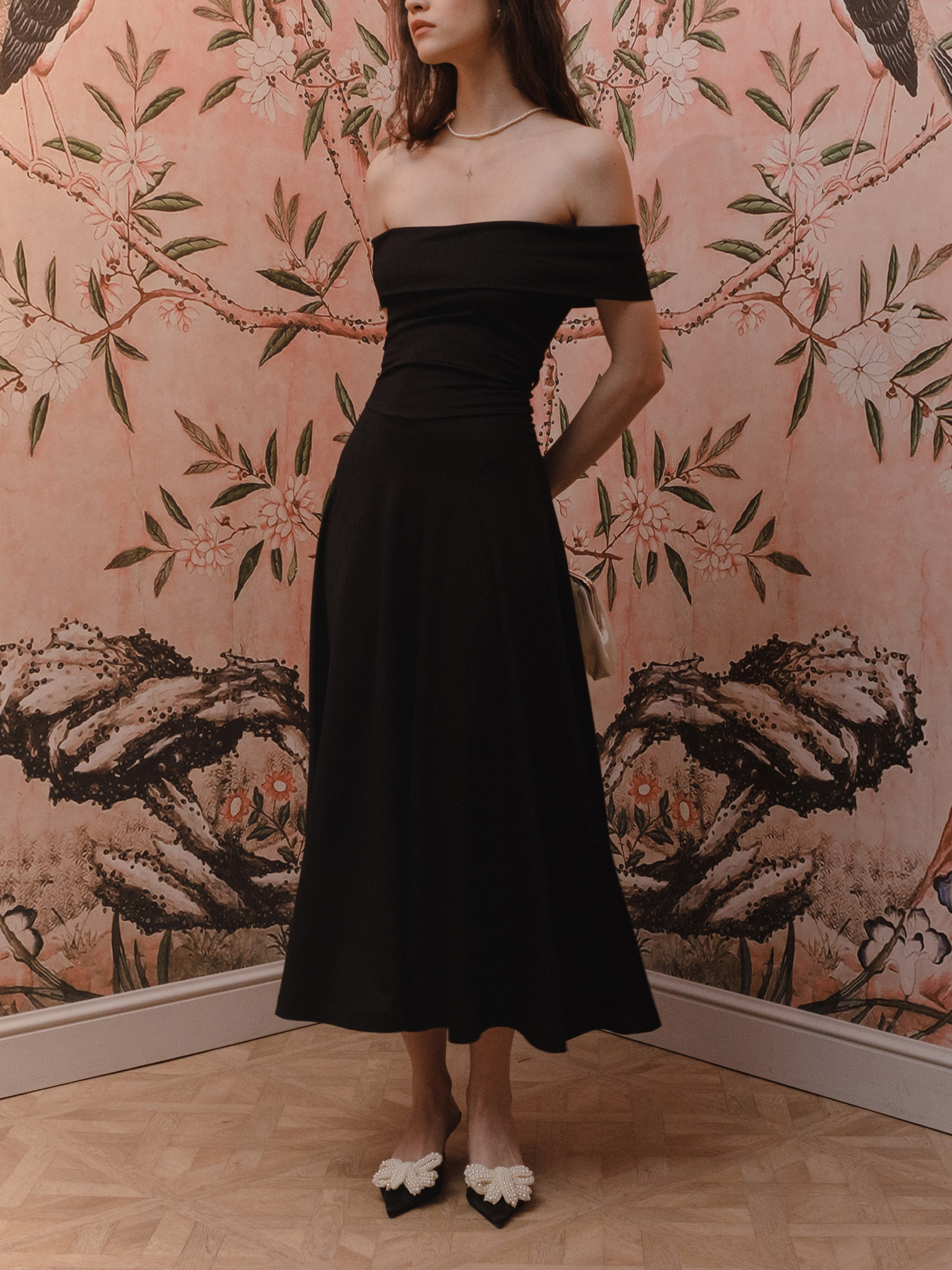 Fitted midi dress with open shoulders