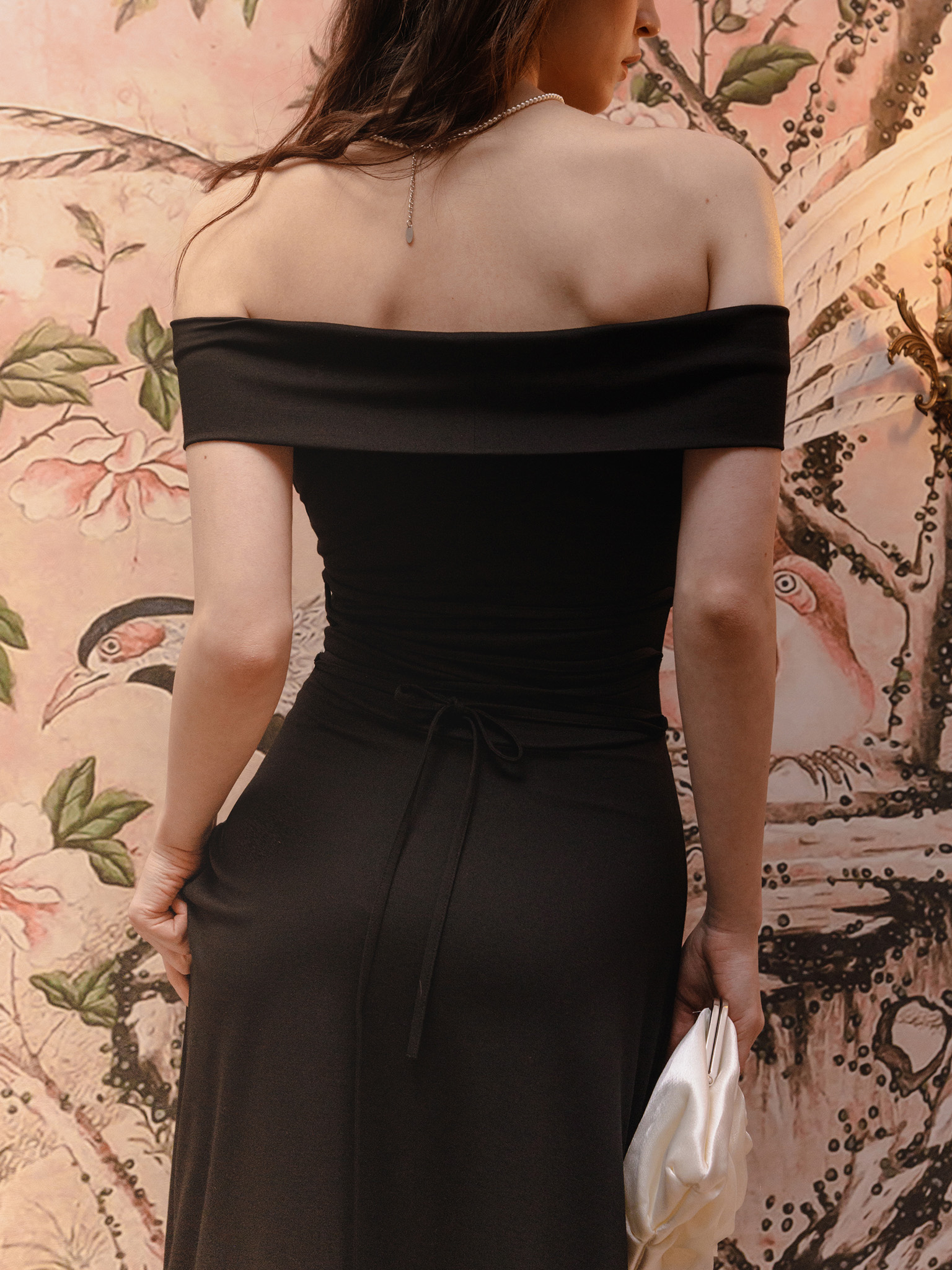 Fitted midi dress with open shoulders