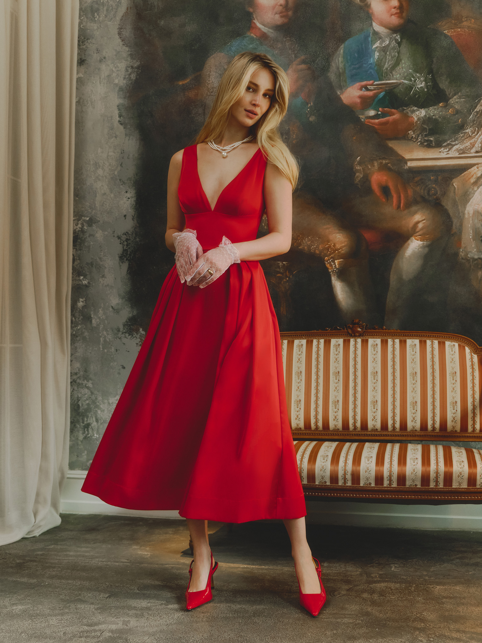 Midi dress with large pleats on the skirt