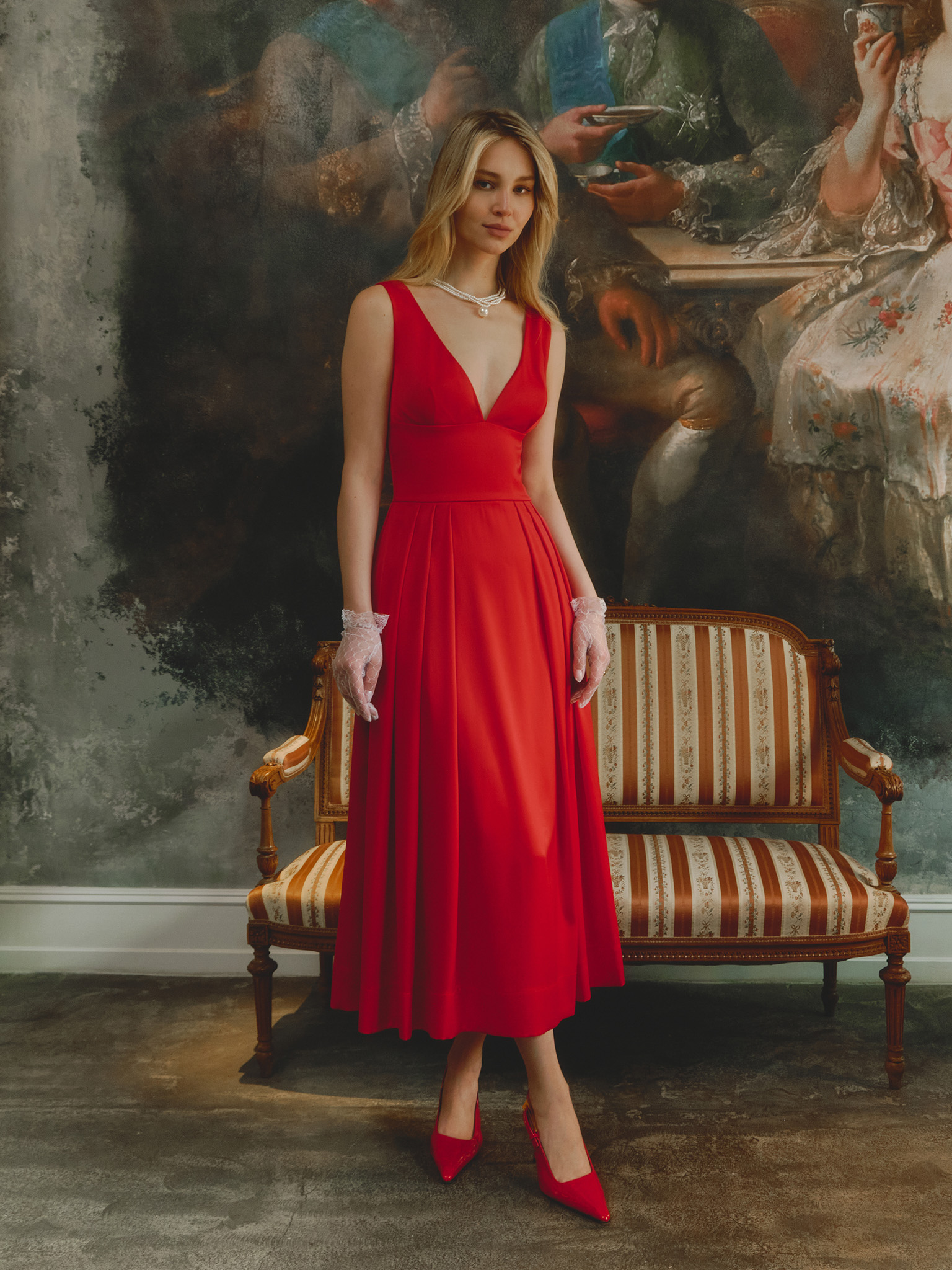 Midi dress with large pleats on the skirt