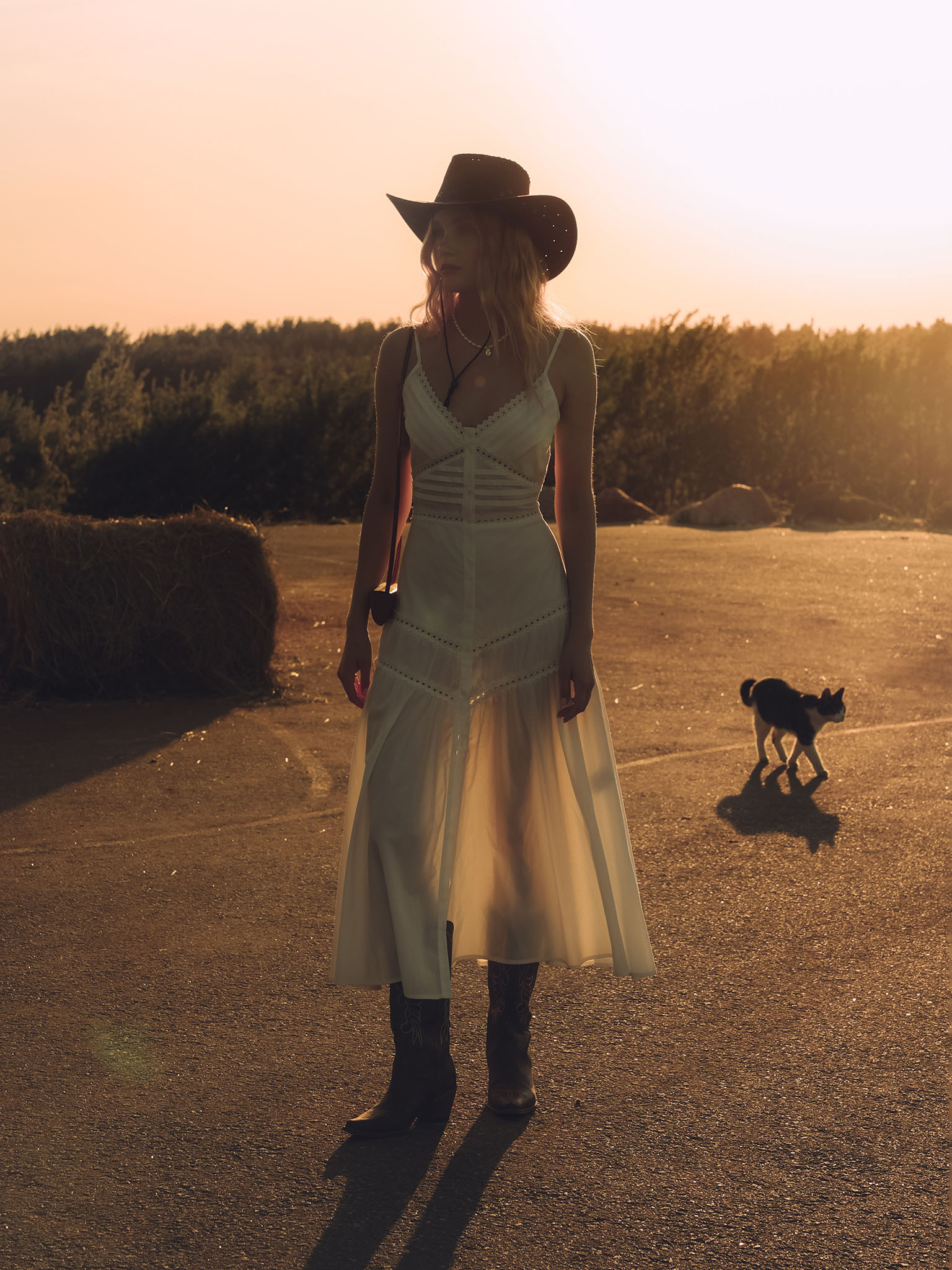 Приталенное платье миди на бретелях с застежкой спереди