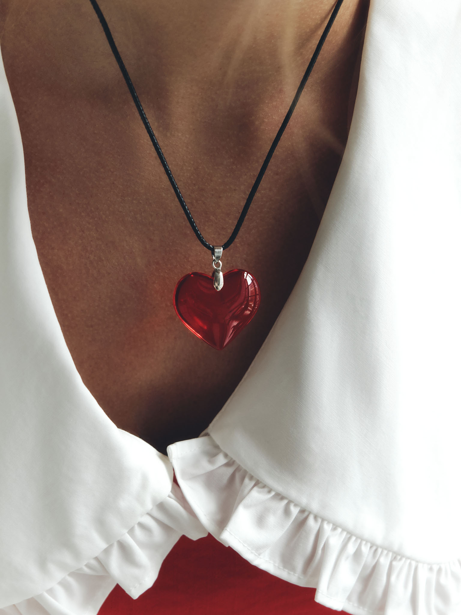 Monochrome thread with glass pendant