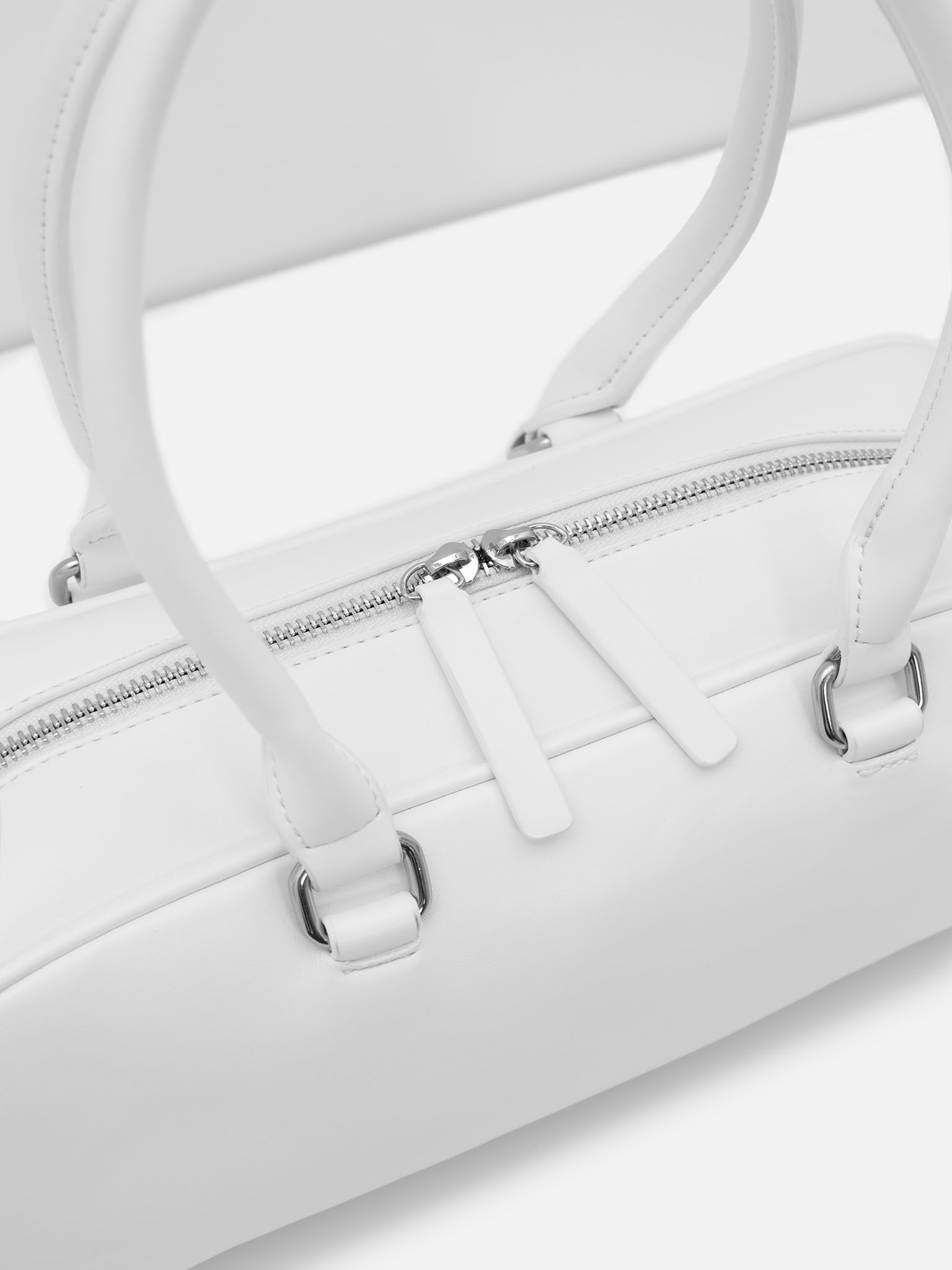 Long baguette bag with thin handles