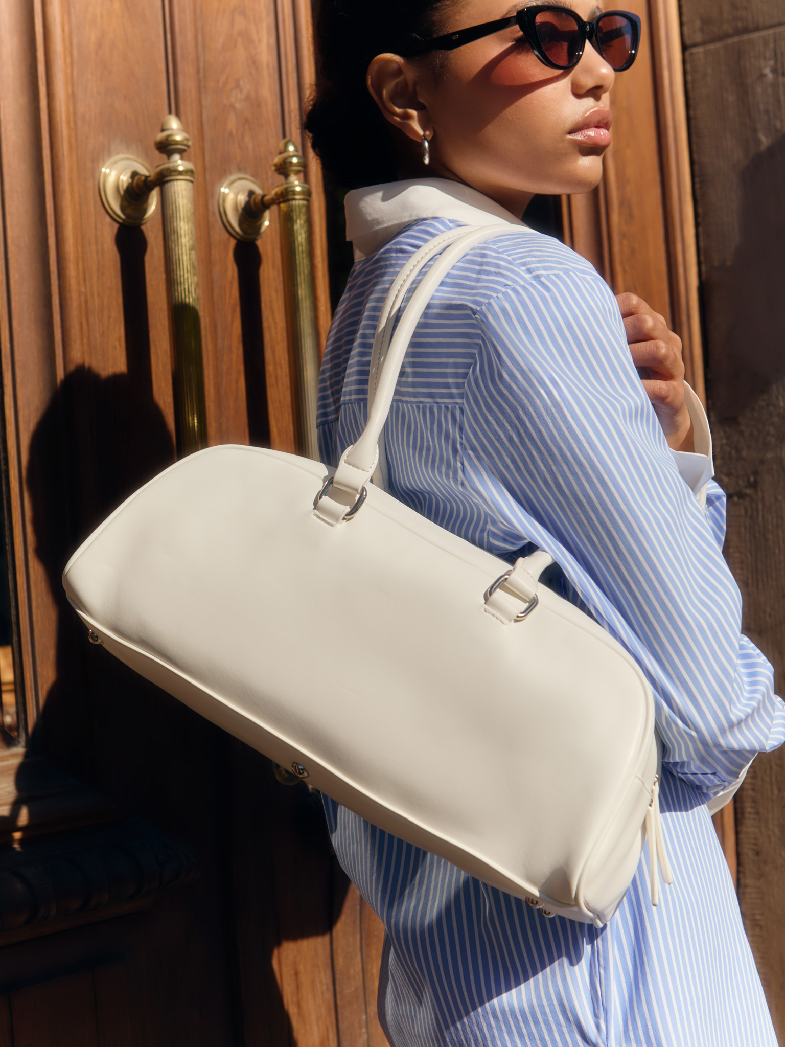 Long baguette bag with thin handles