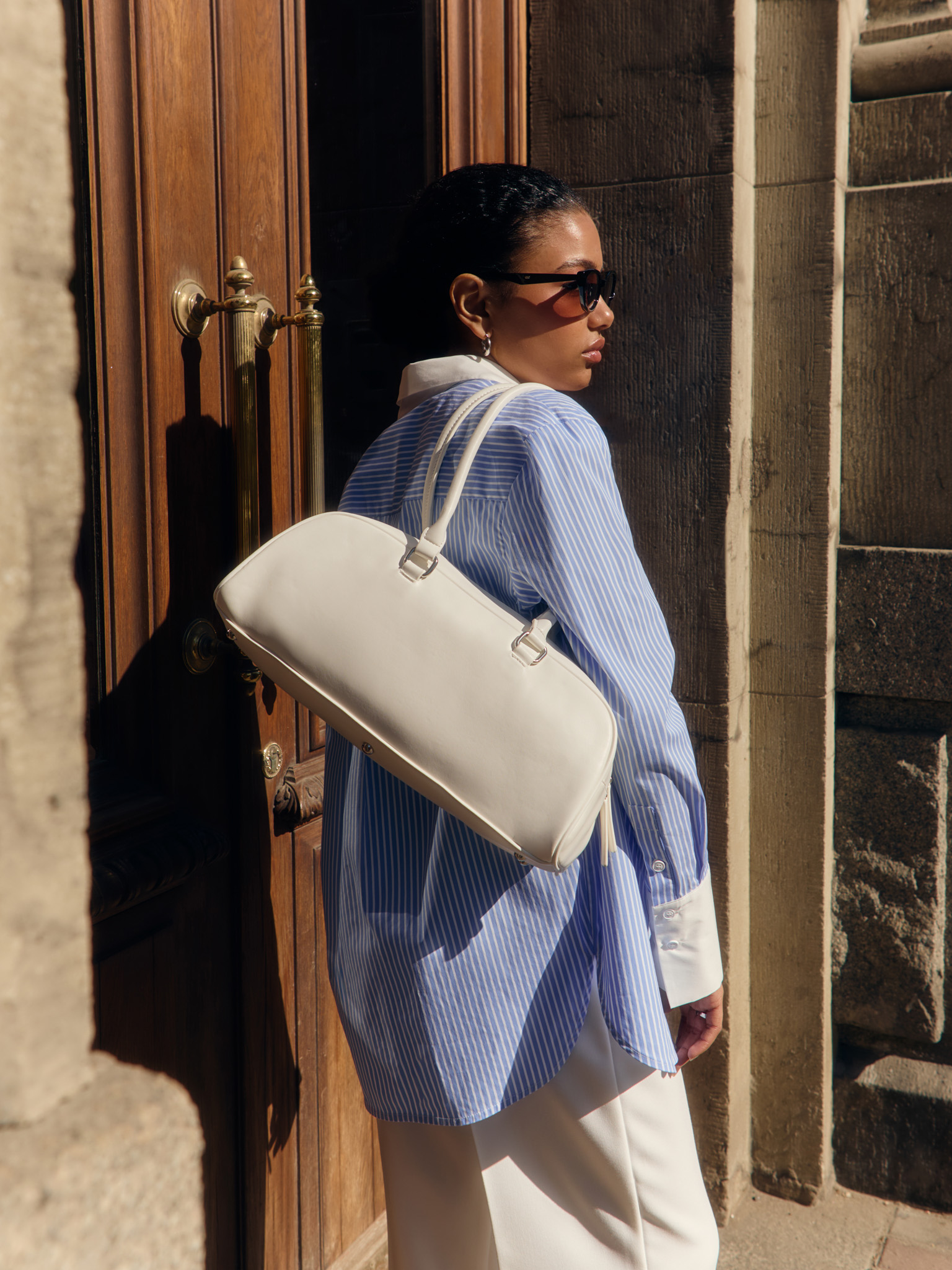 Long baguette bag with thin handles