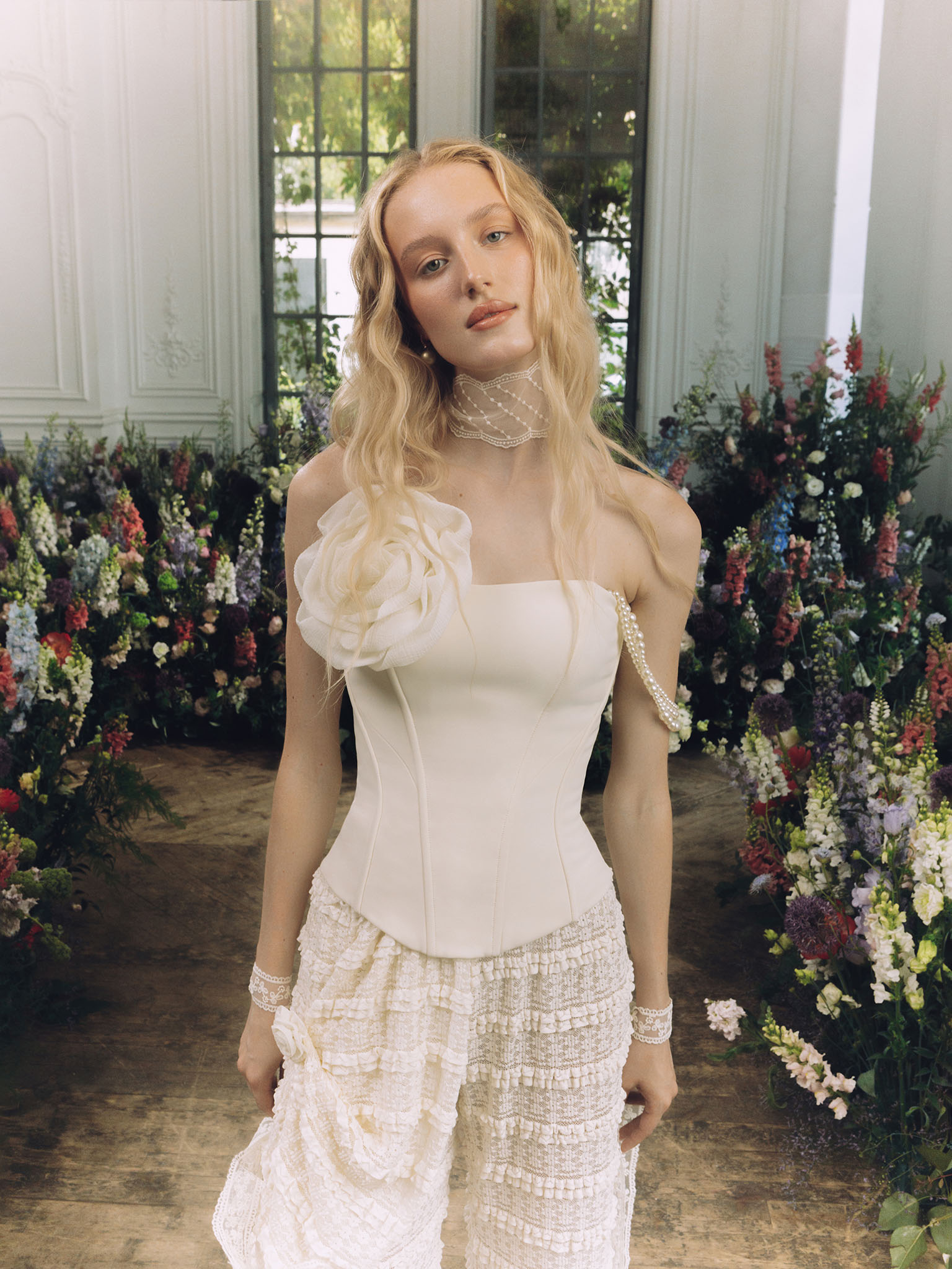 Monochrome corset with open shoulders