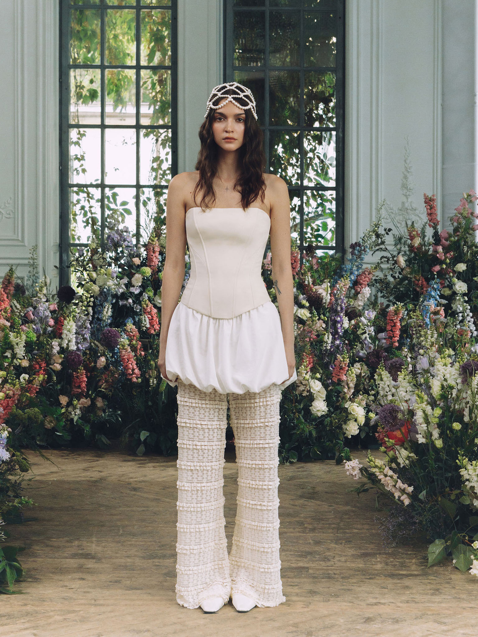 Monochrome corset with open shoulders