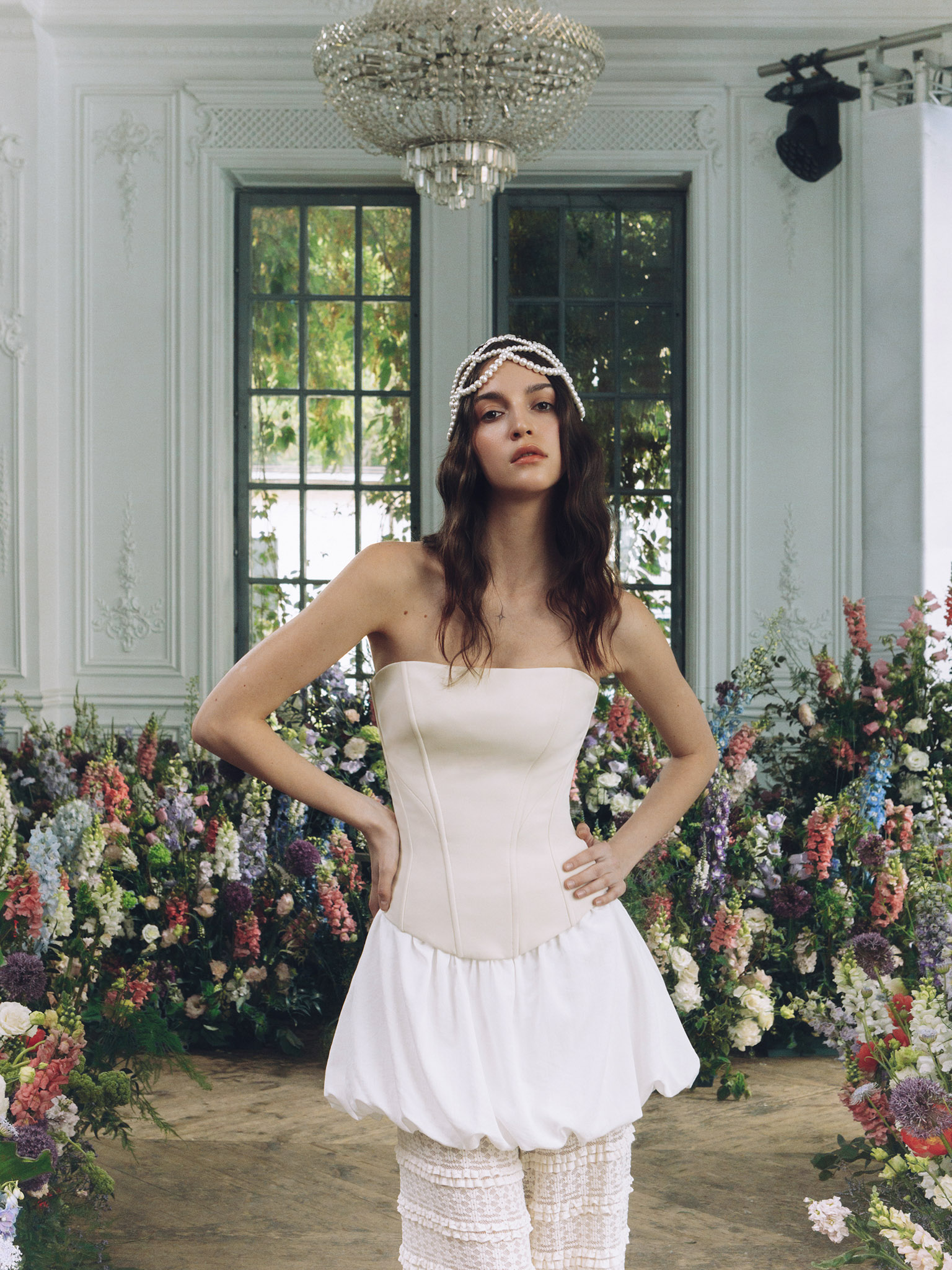 Monochrome corset with open shoulders