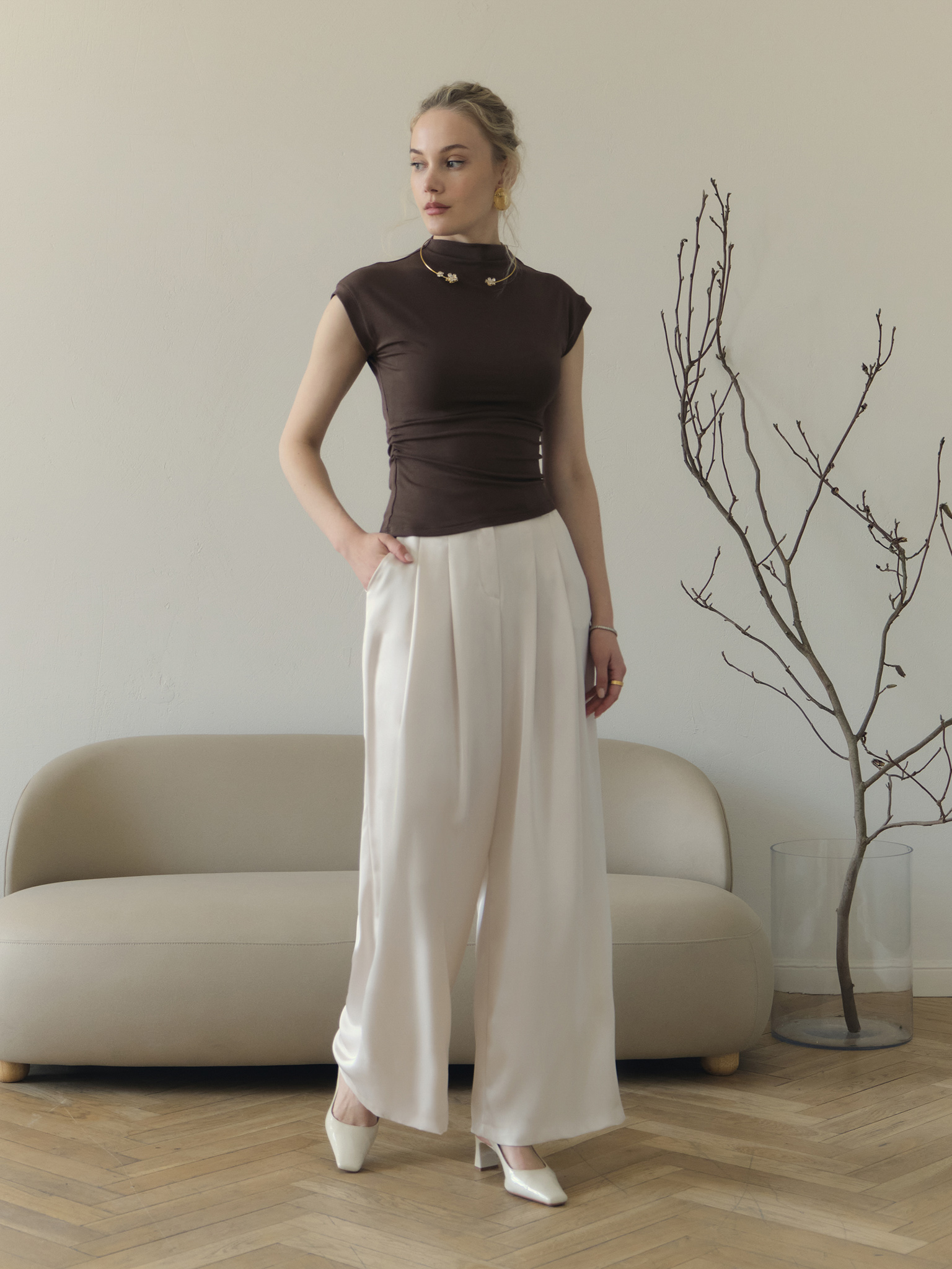 Loose trousers with waist pleats