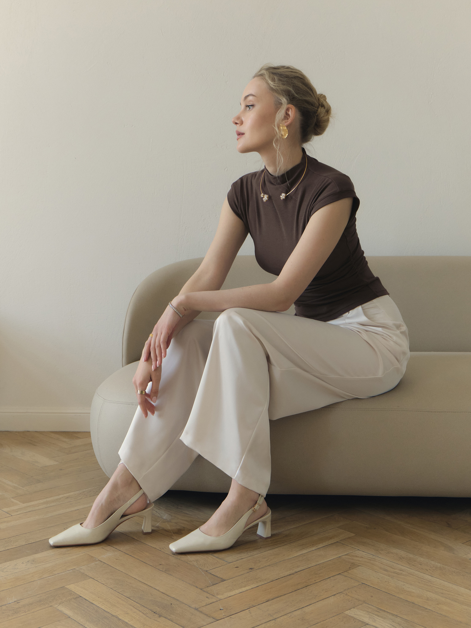 Loose trousers with waist pleats