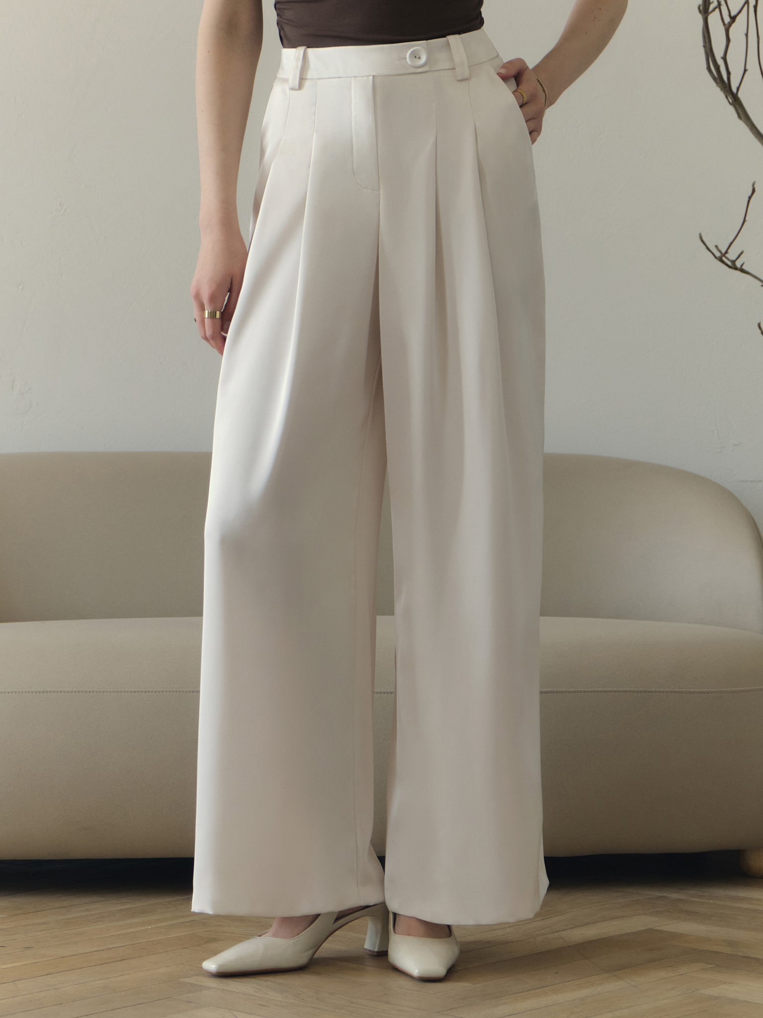 Loose trousers with waist pleats