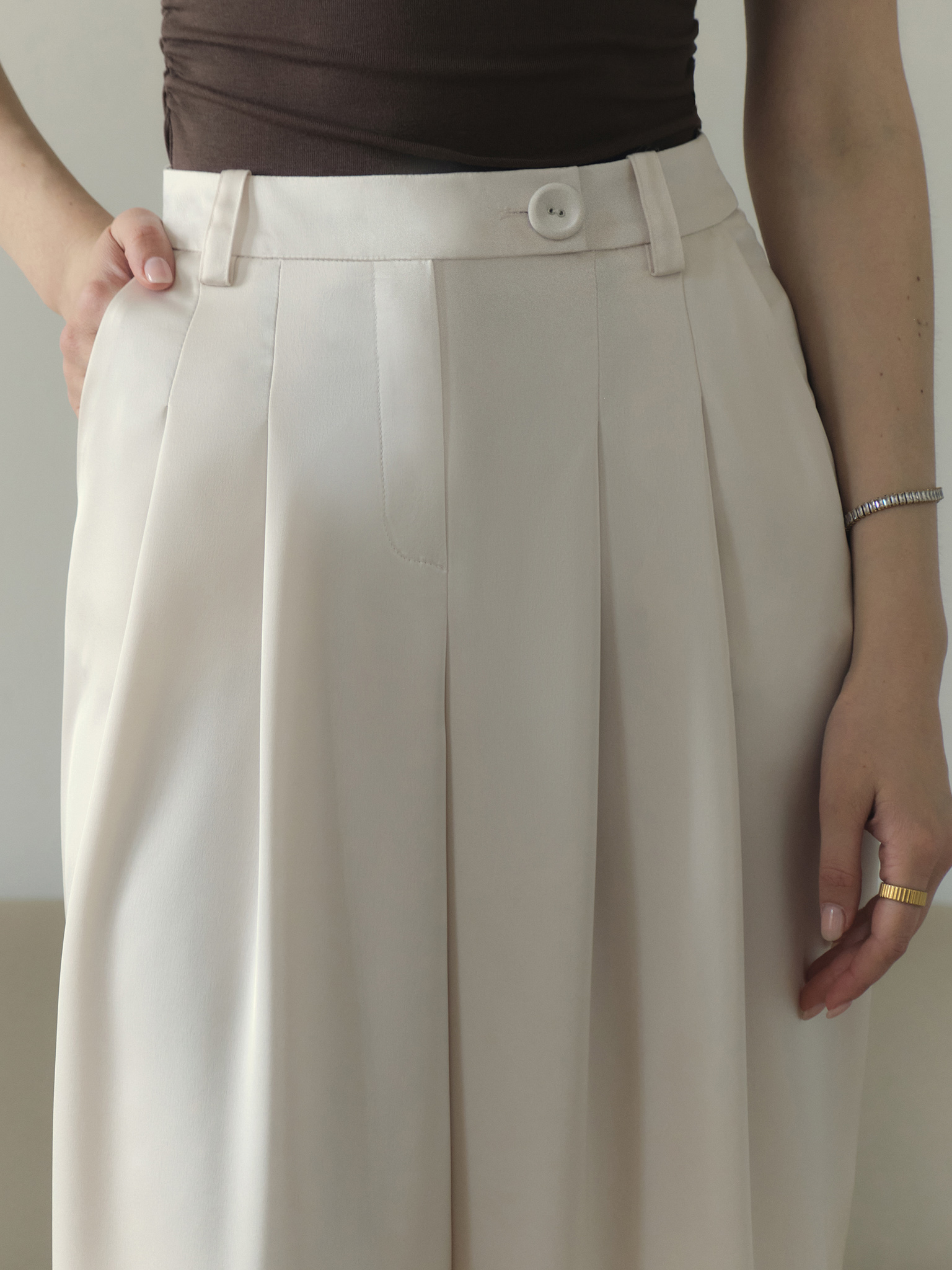 Loose trousers with waist pleats
