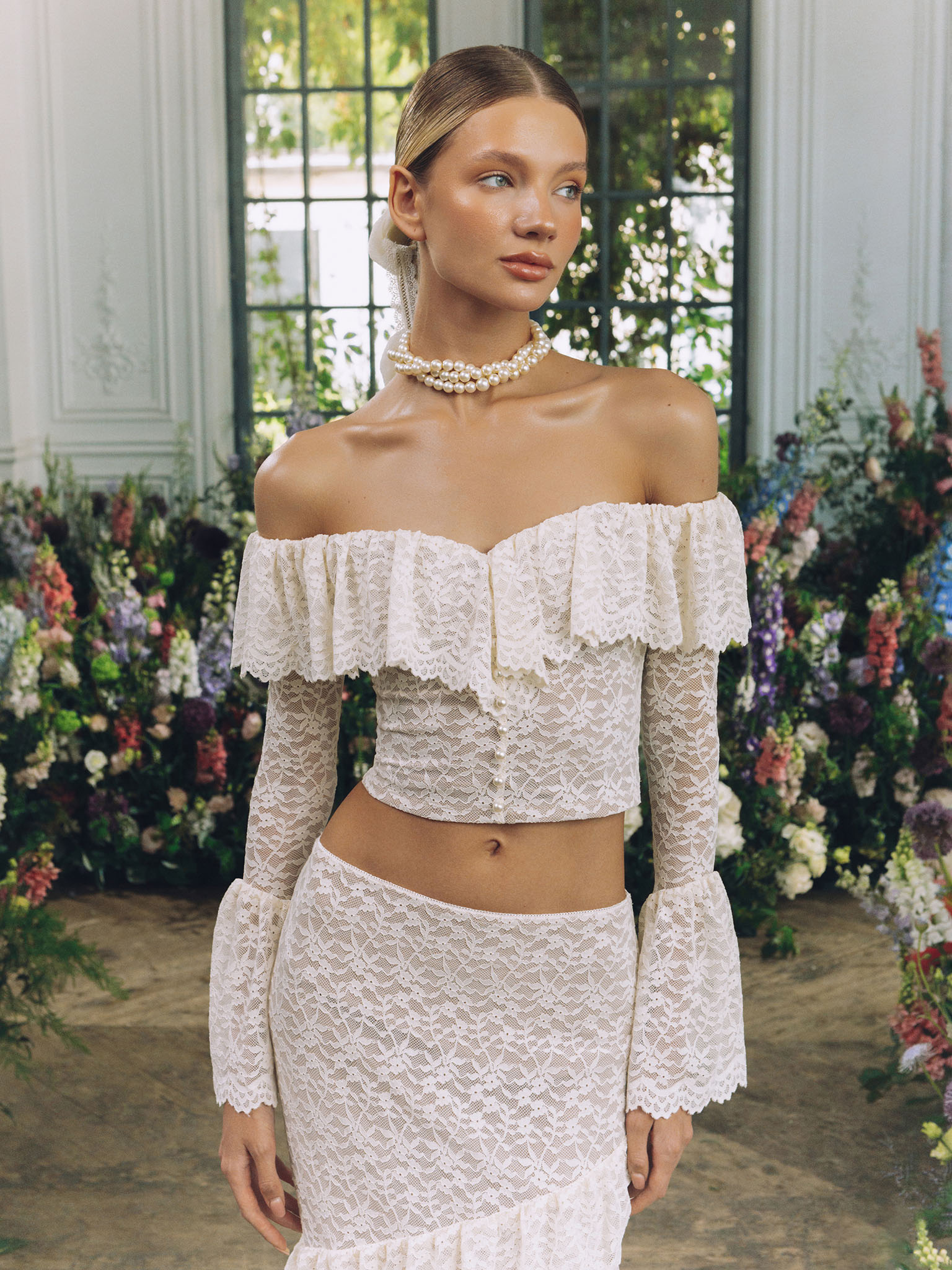 Кружевная блуза с открытыми плечами и воланами на вырезе