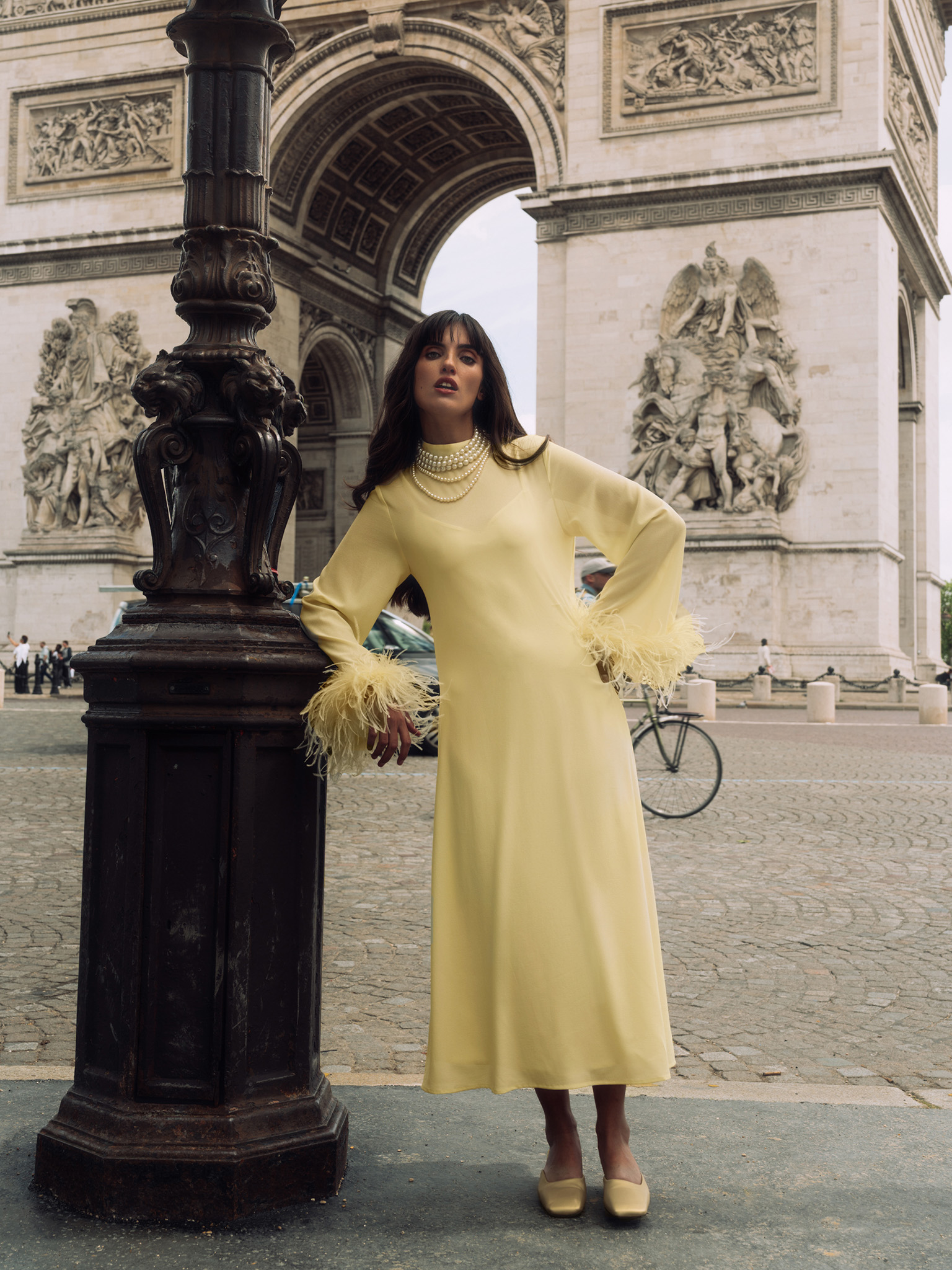 Straight midi dress with feathers on the cuffs